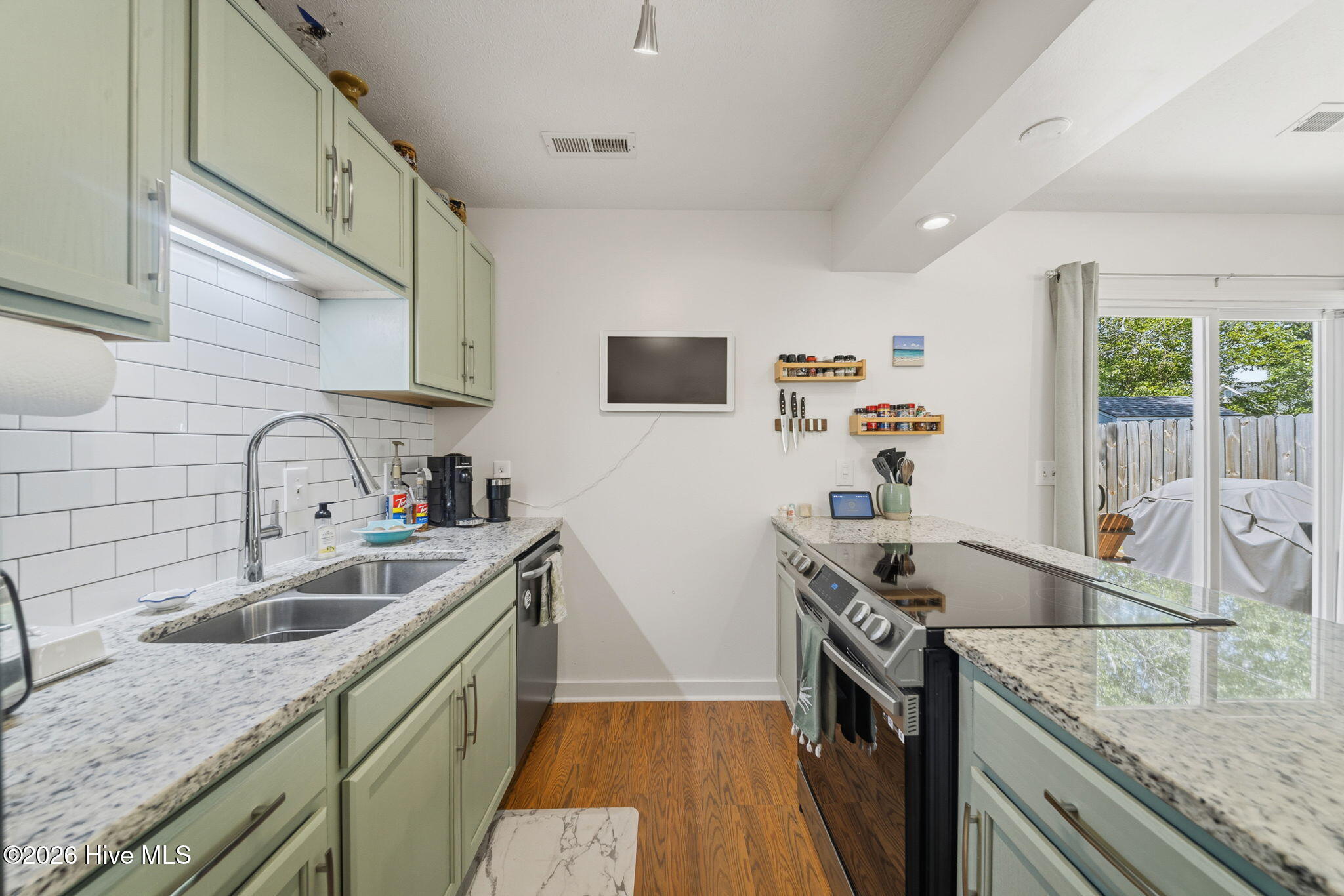 100560647 | Photo 14