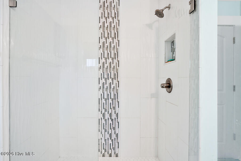 100561001 | Photo 14