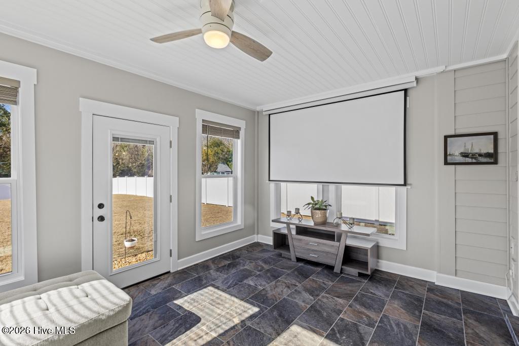 100558898 | Photo 51