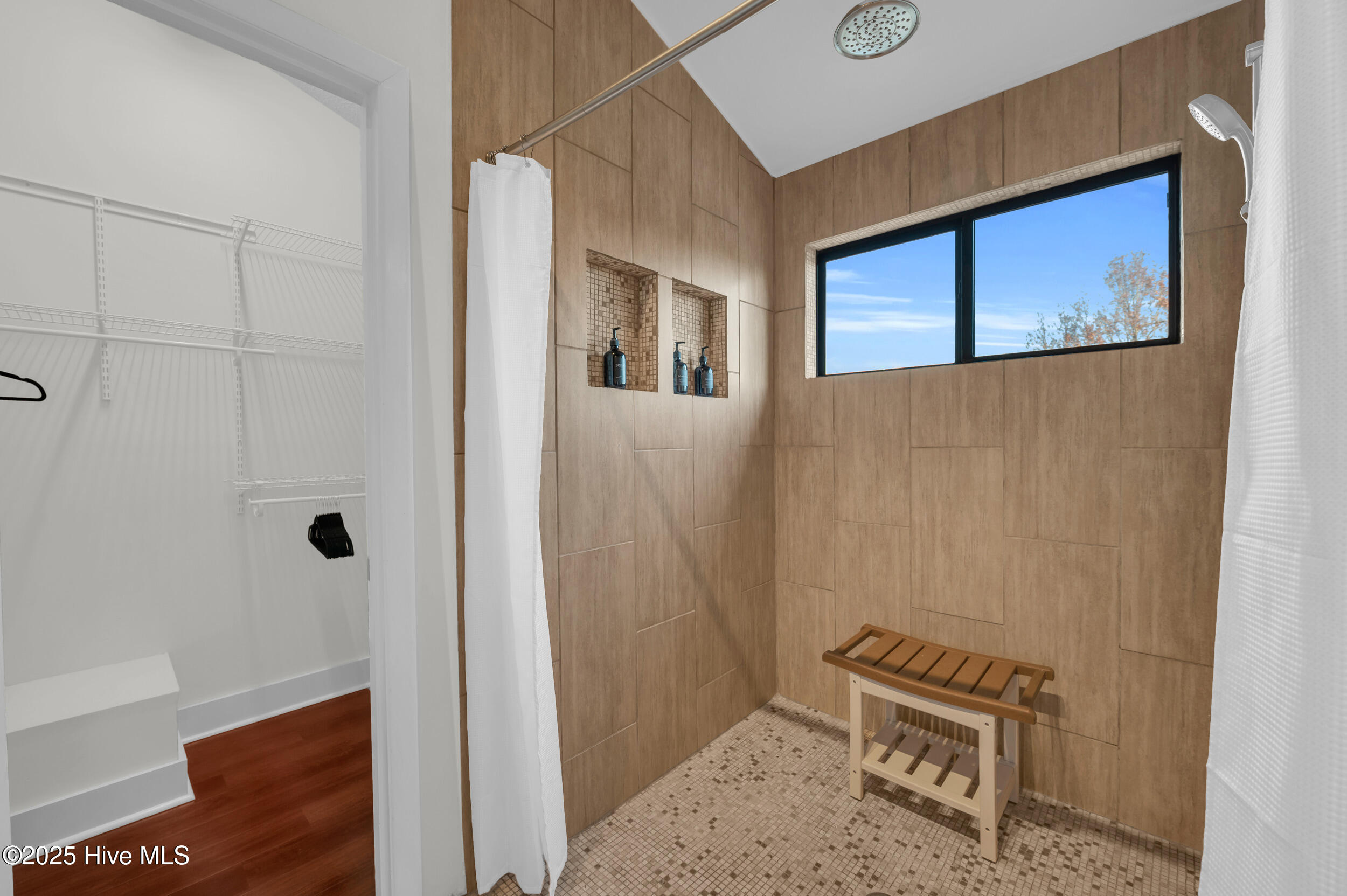 100546110 | Photo 18