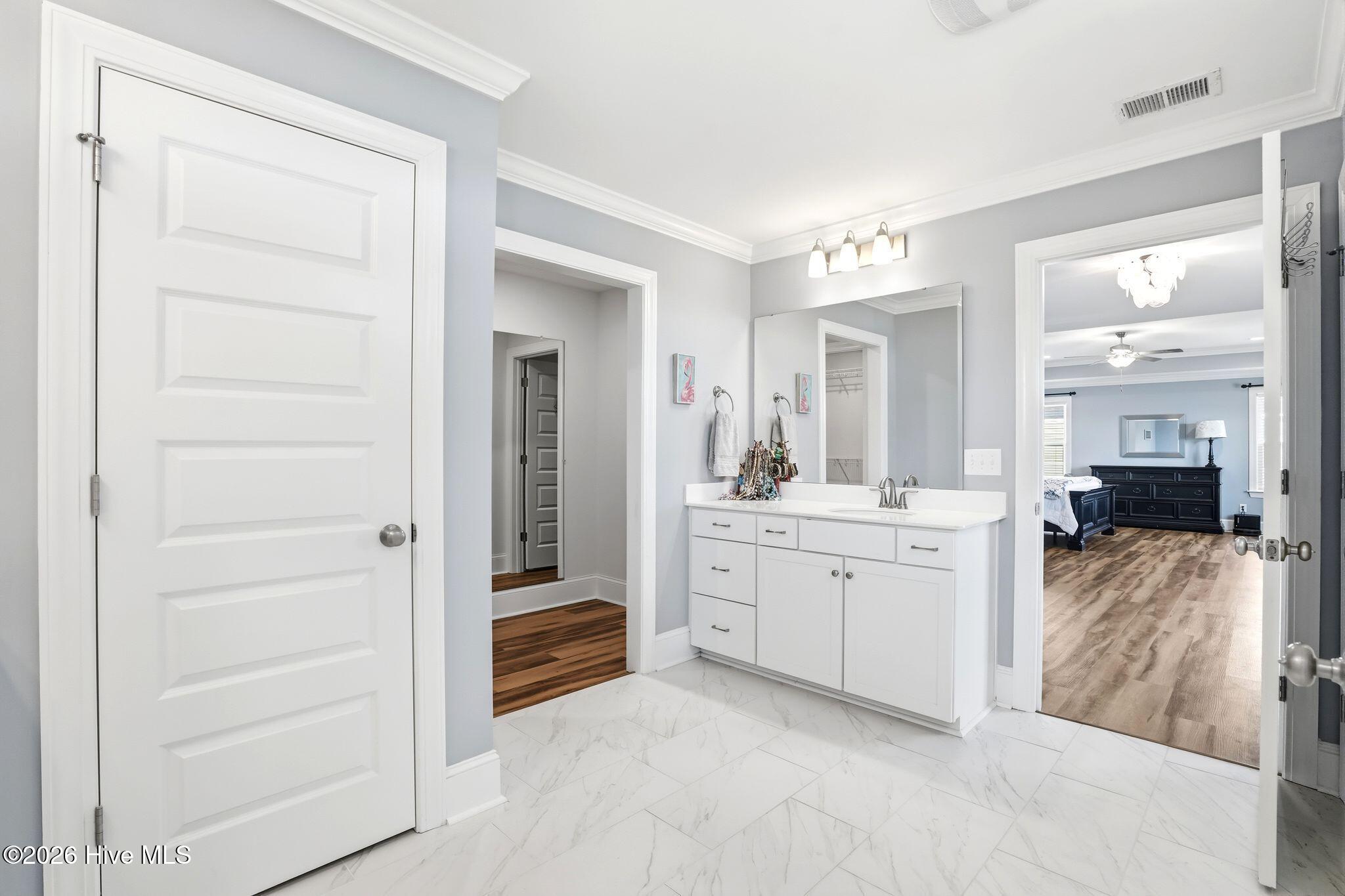 100563287 | Photo 58