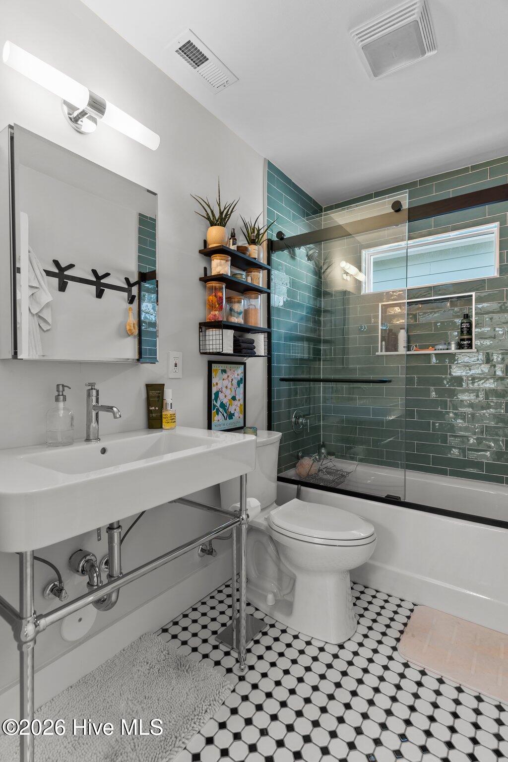 100557813 | Photo 24