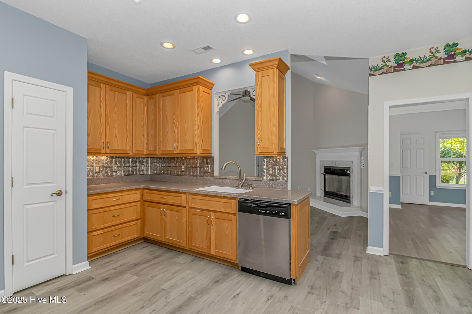 100536588 | Photo 11