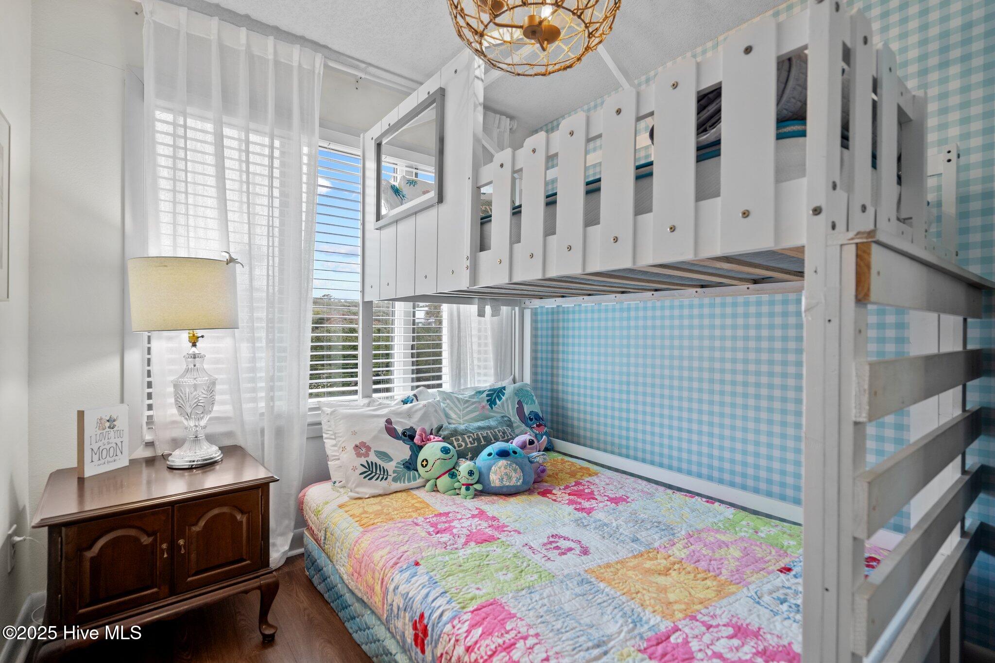 100564100 | Photo 40