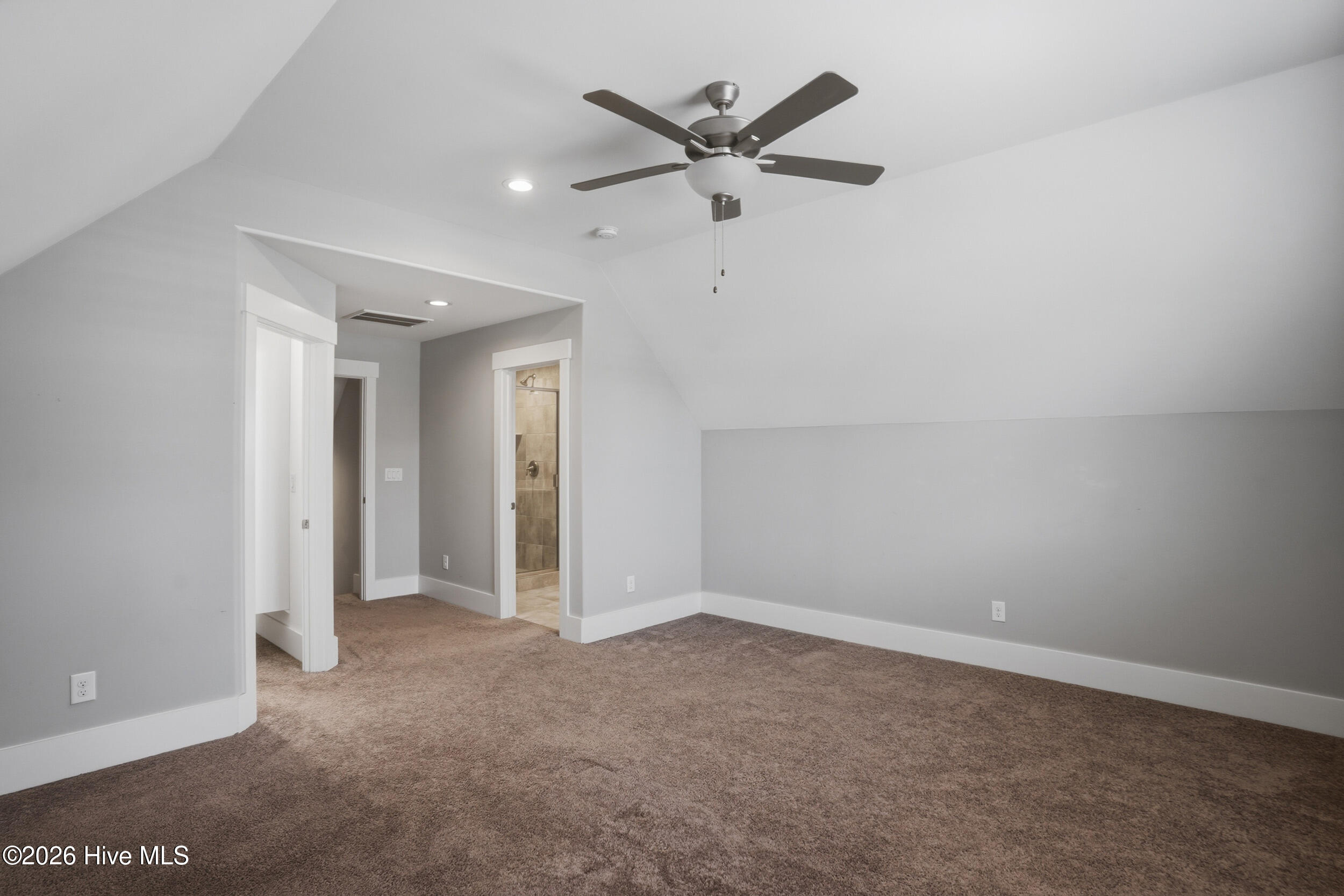 100561233 | Photo 37