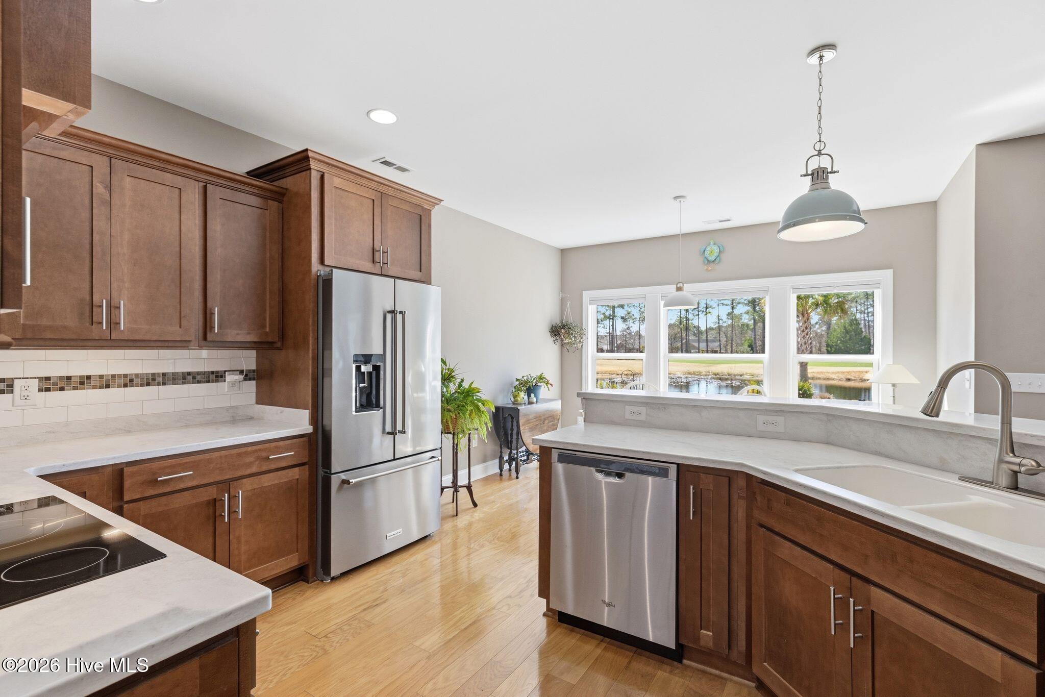 100558930 | Photo 15