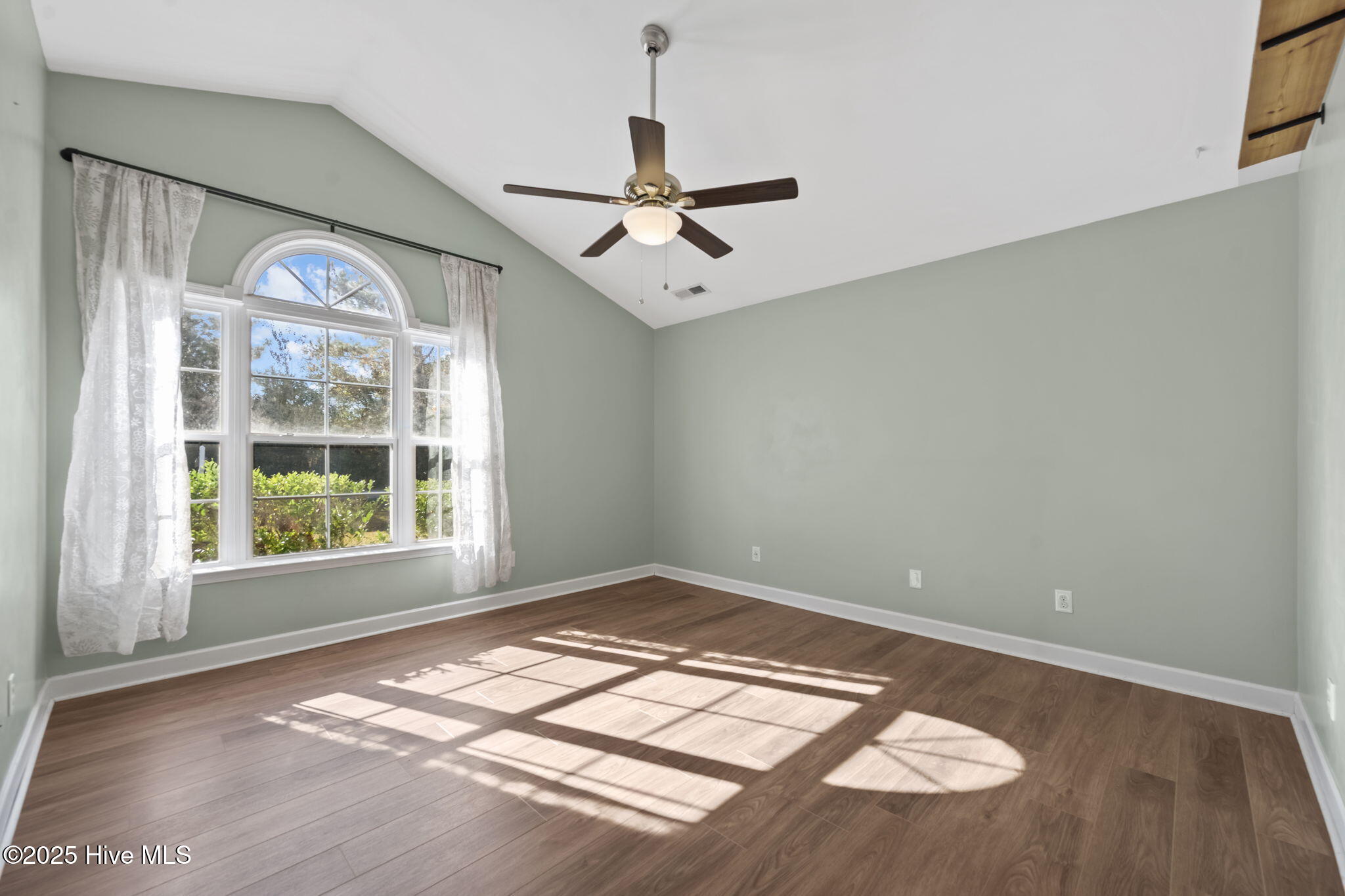 100540961 | Photo 17