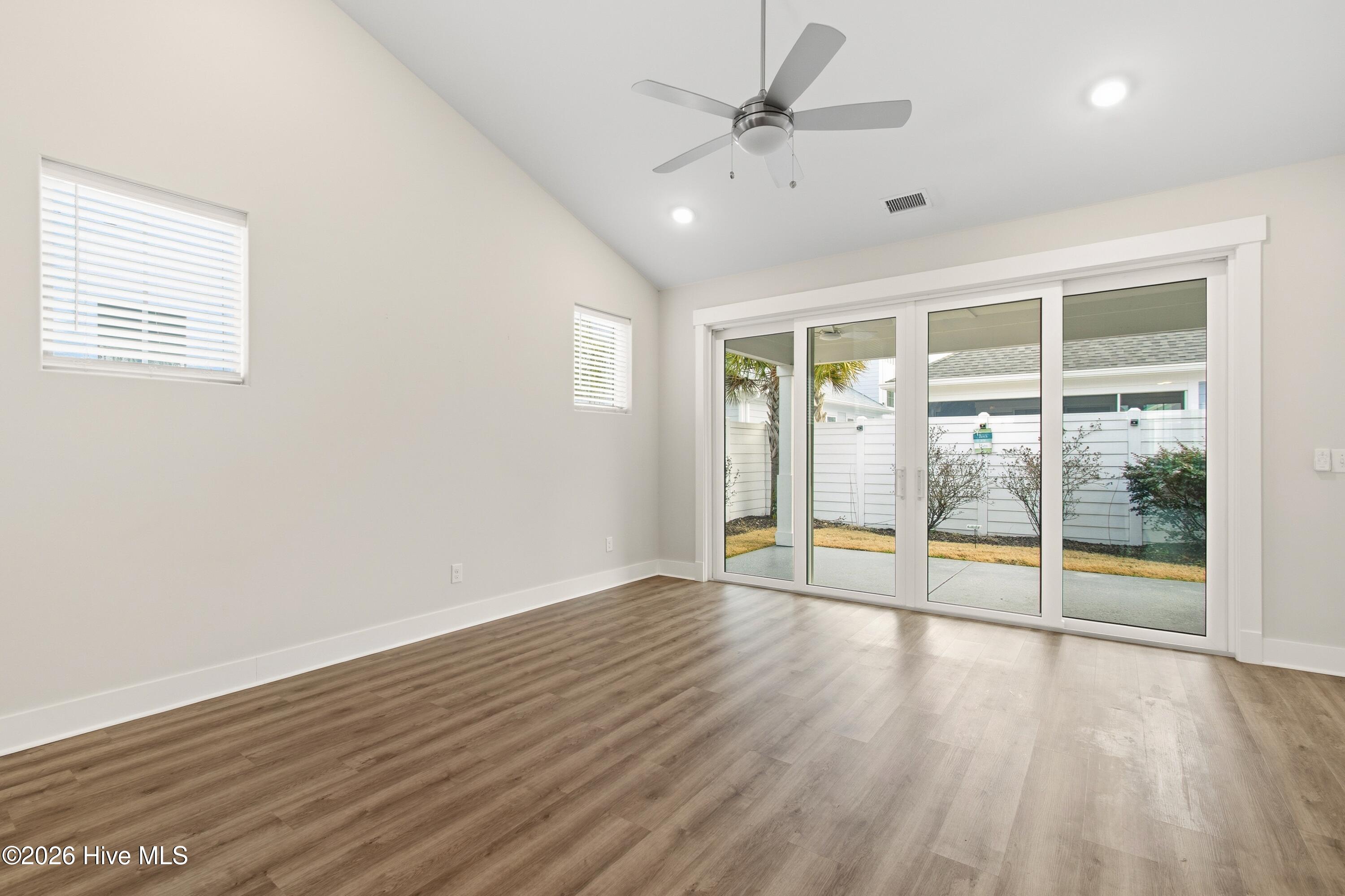 100558593 | Photo 17