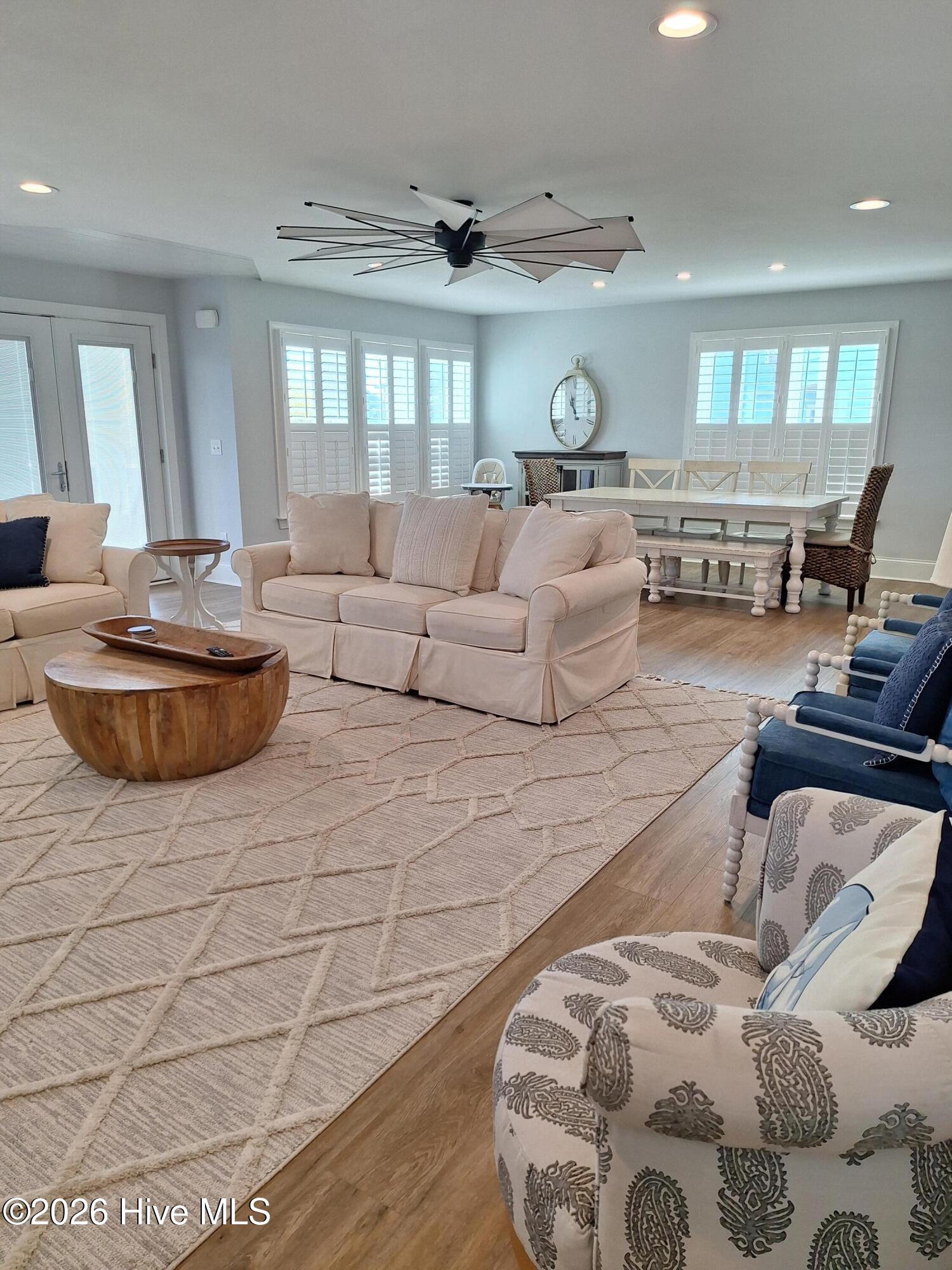 100565037 | Photo 15