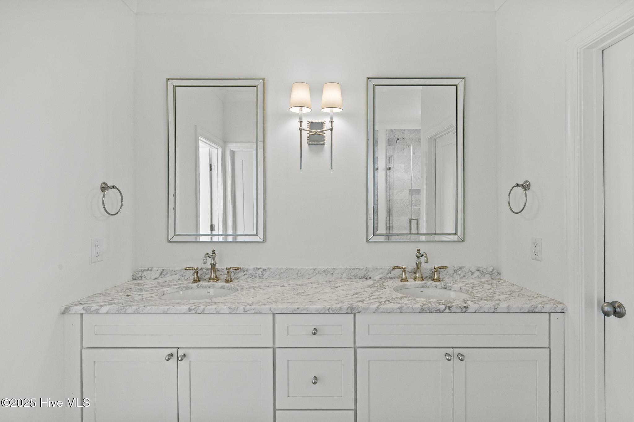 100565849 | Photo 12