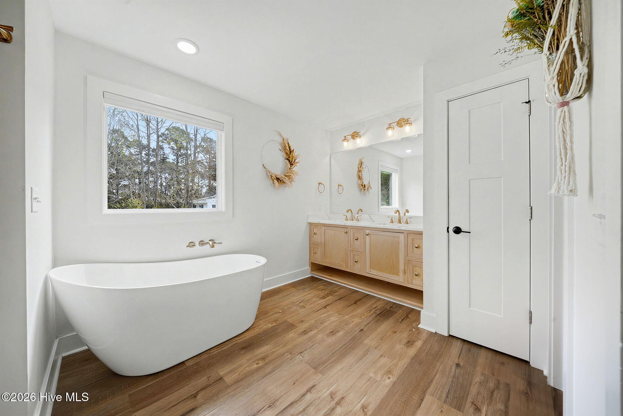 100563289 | Photo 68