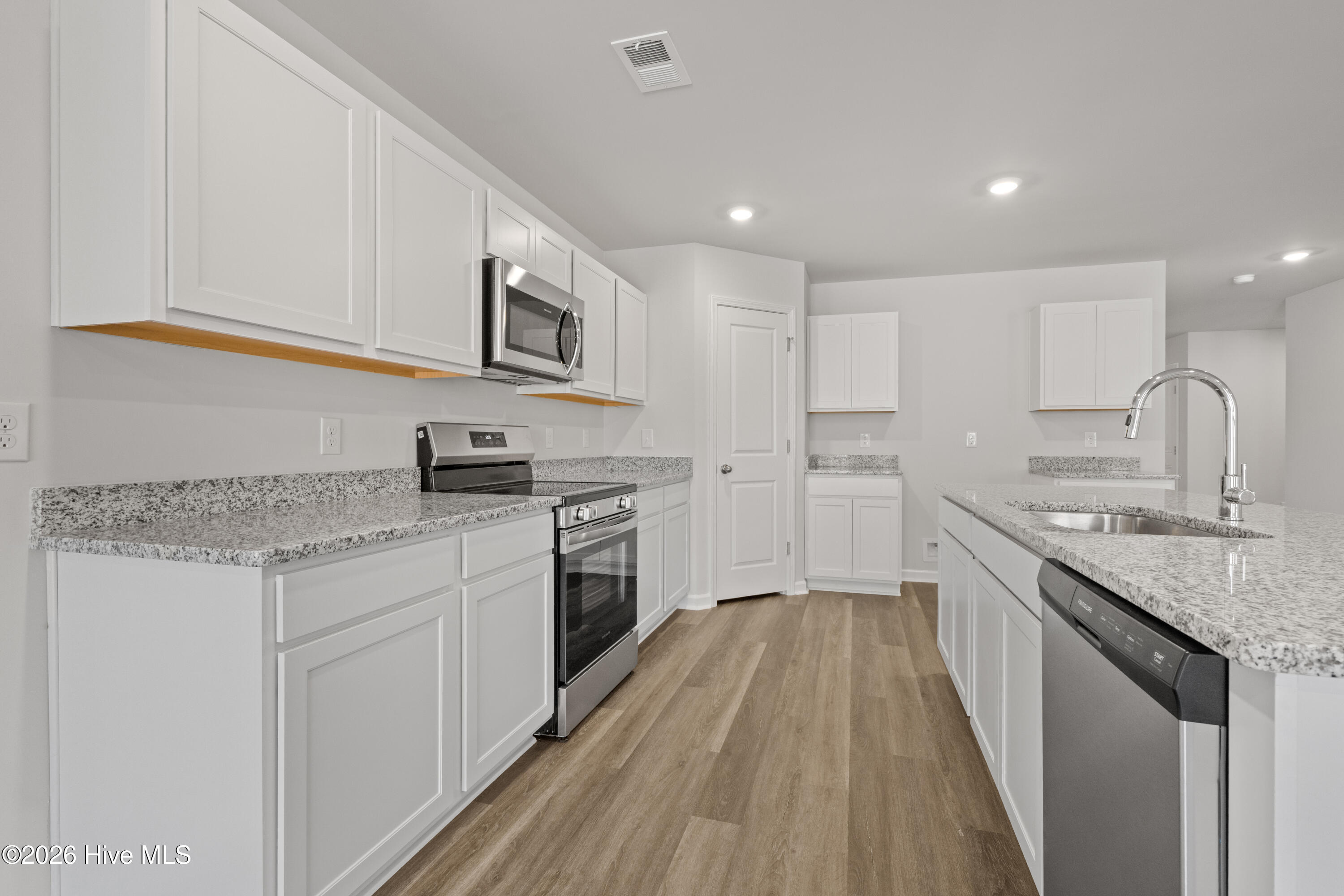 100552114 | Photo 13