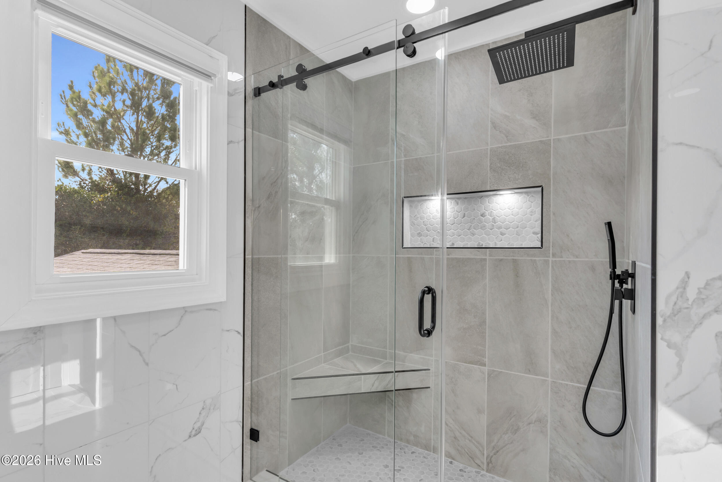 100548646 | Photo 32