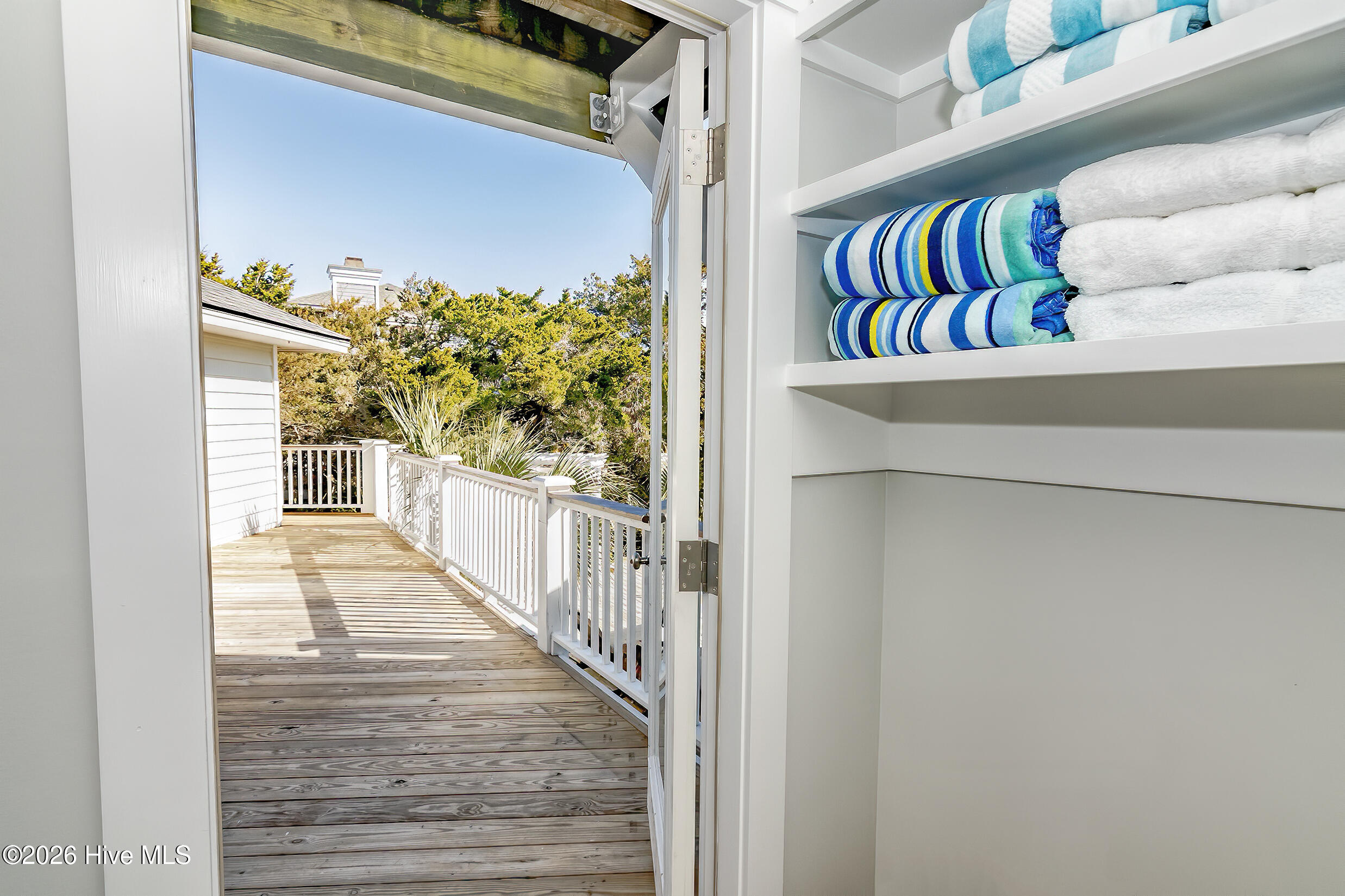 100560271 | Photo 25