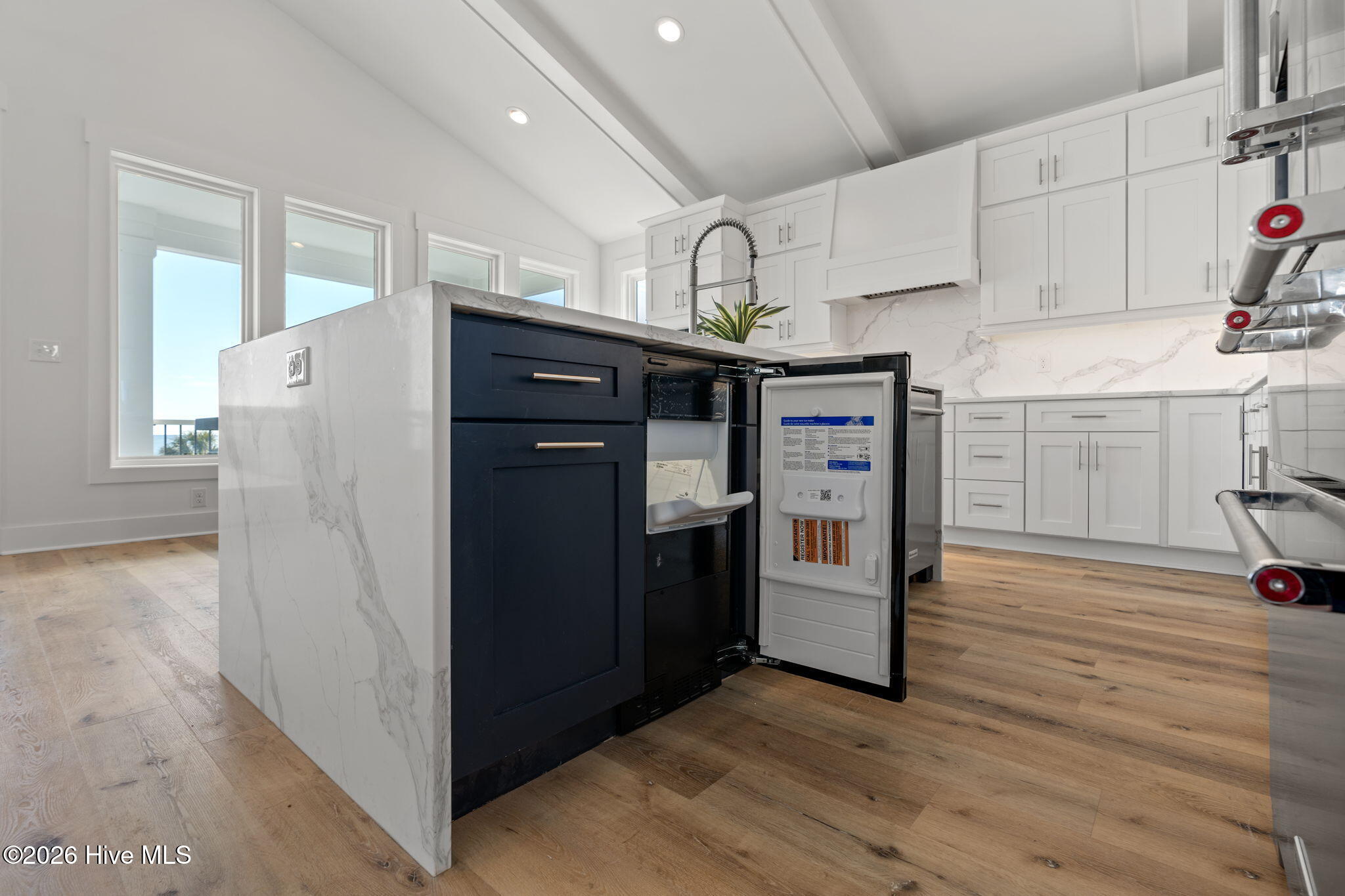 100554588 | Photo 12