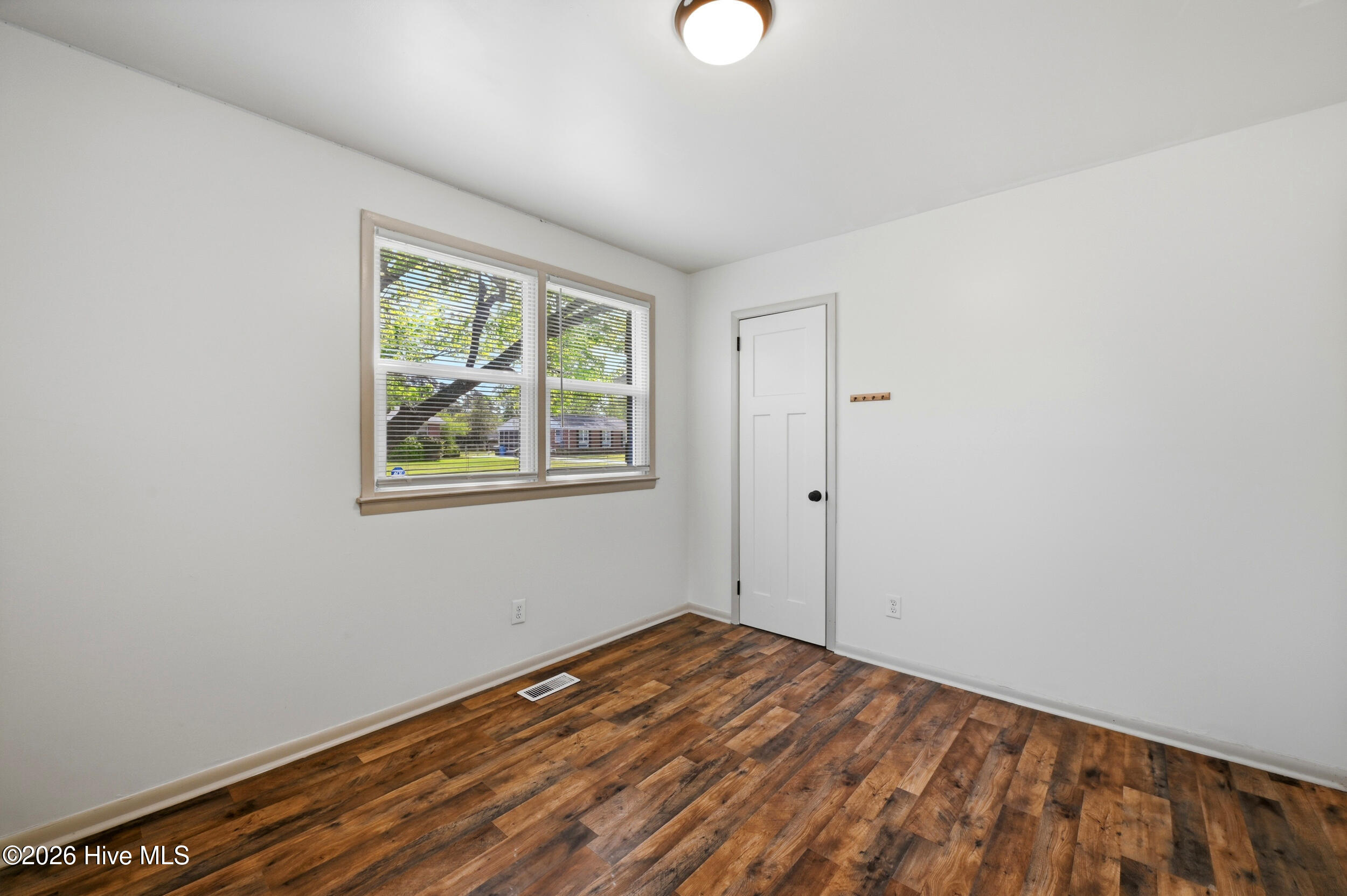 100566125 | Photo 25