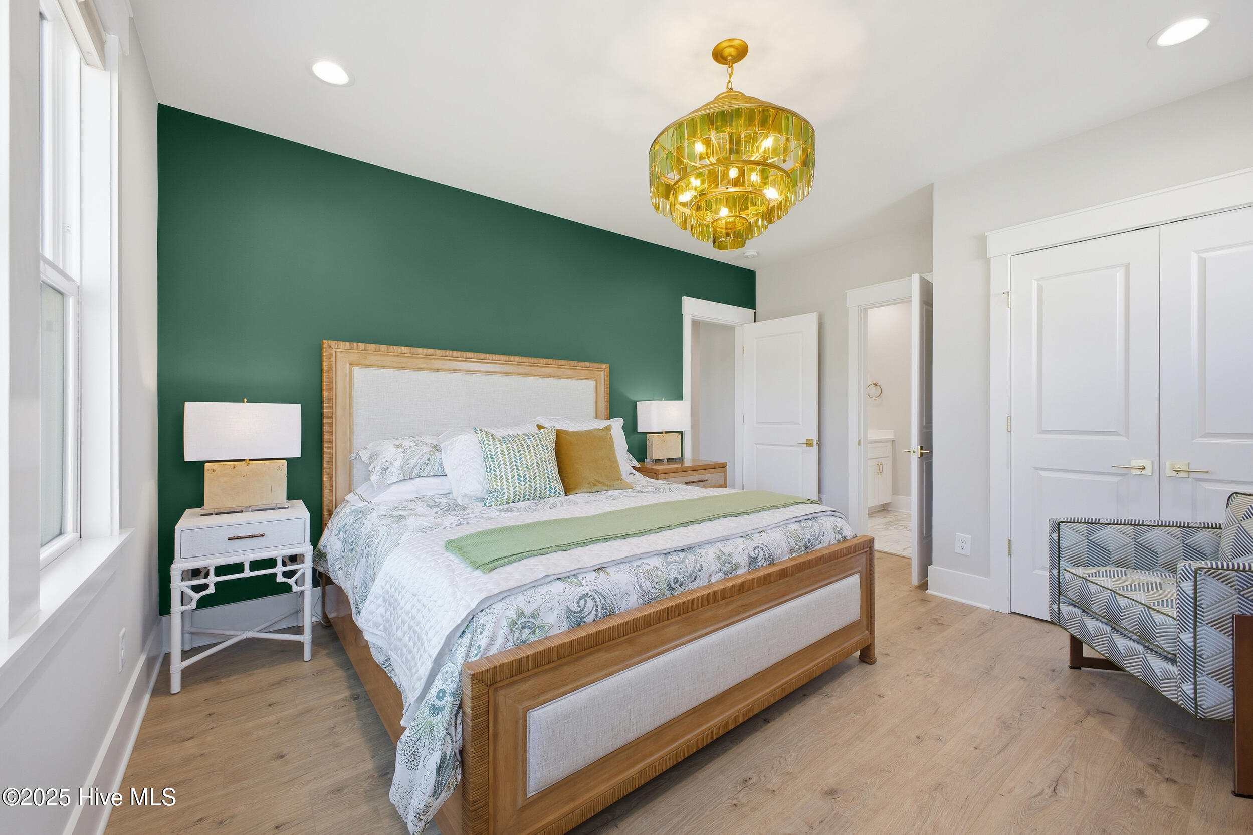 100540842 | Photo 46