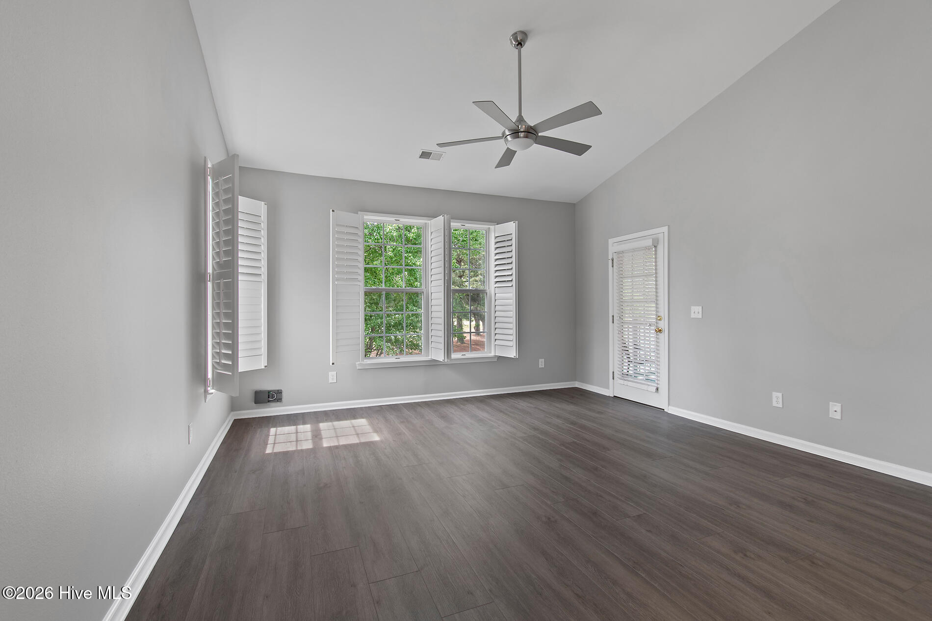 100566917 | Photo 14