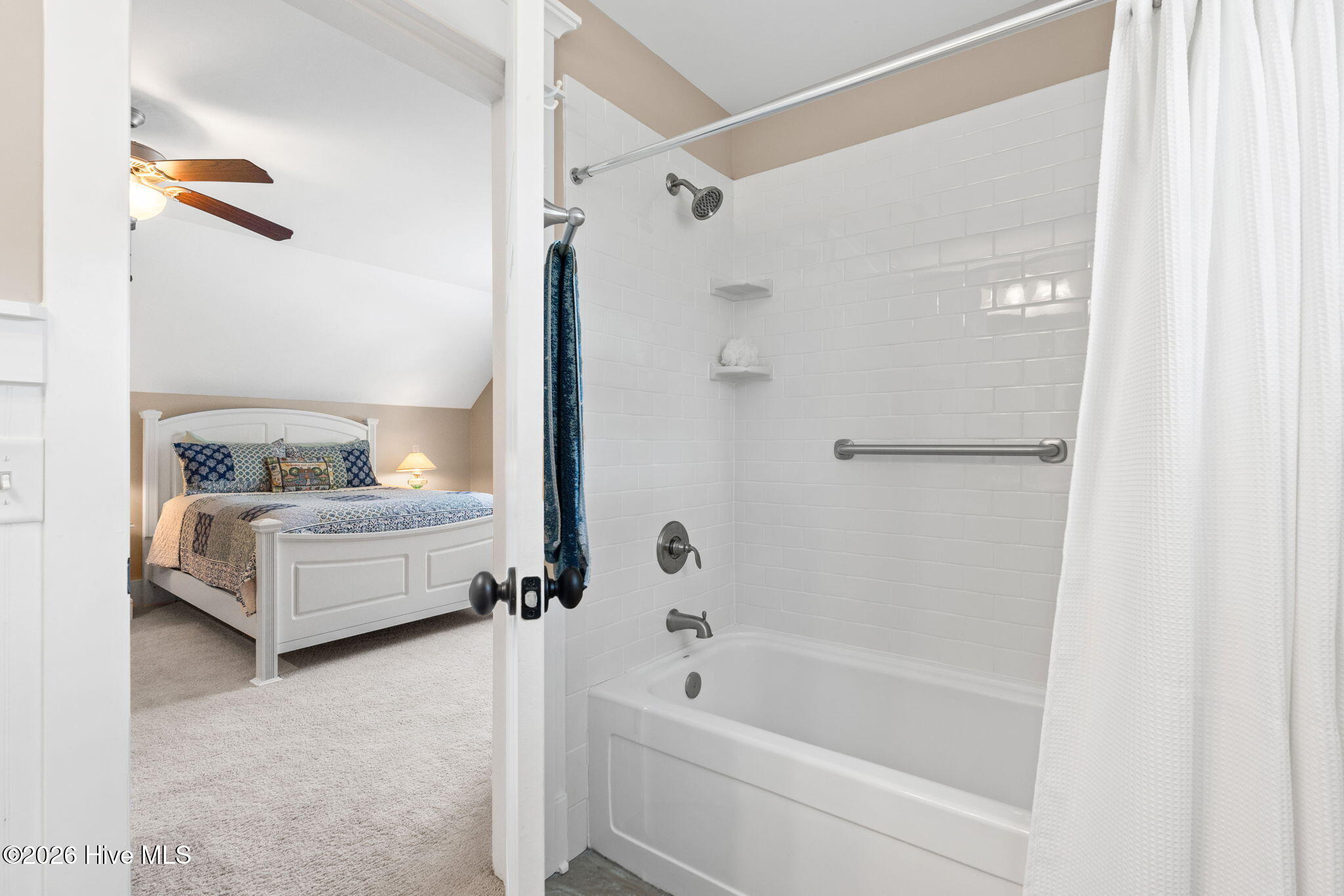 100566382 | Photo 40