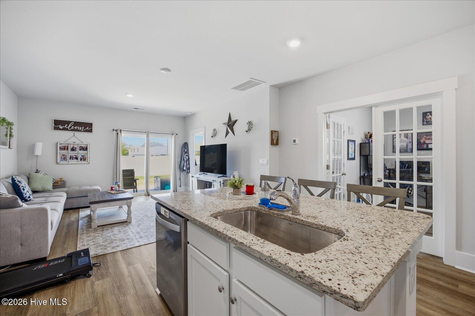 100568001 | Photo 25