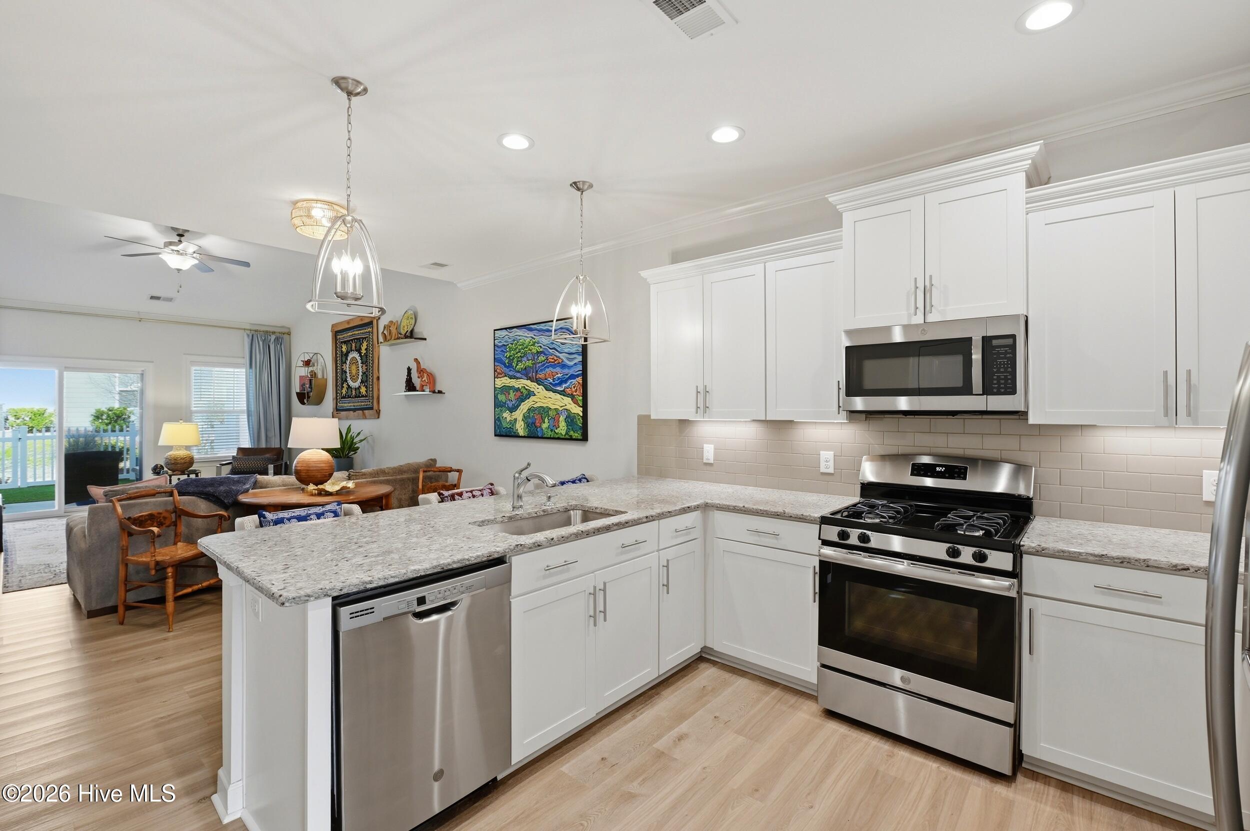 100562776 | Photo 16