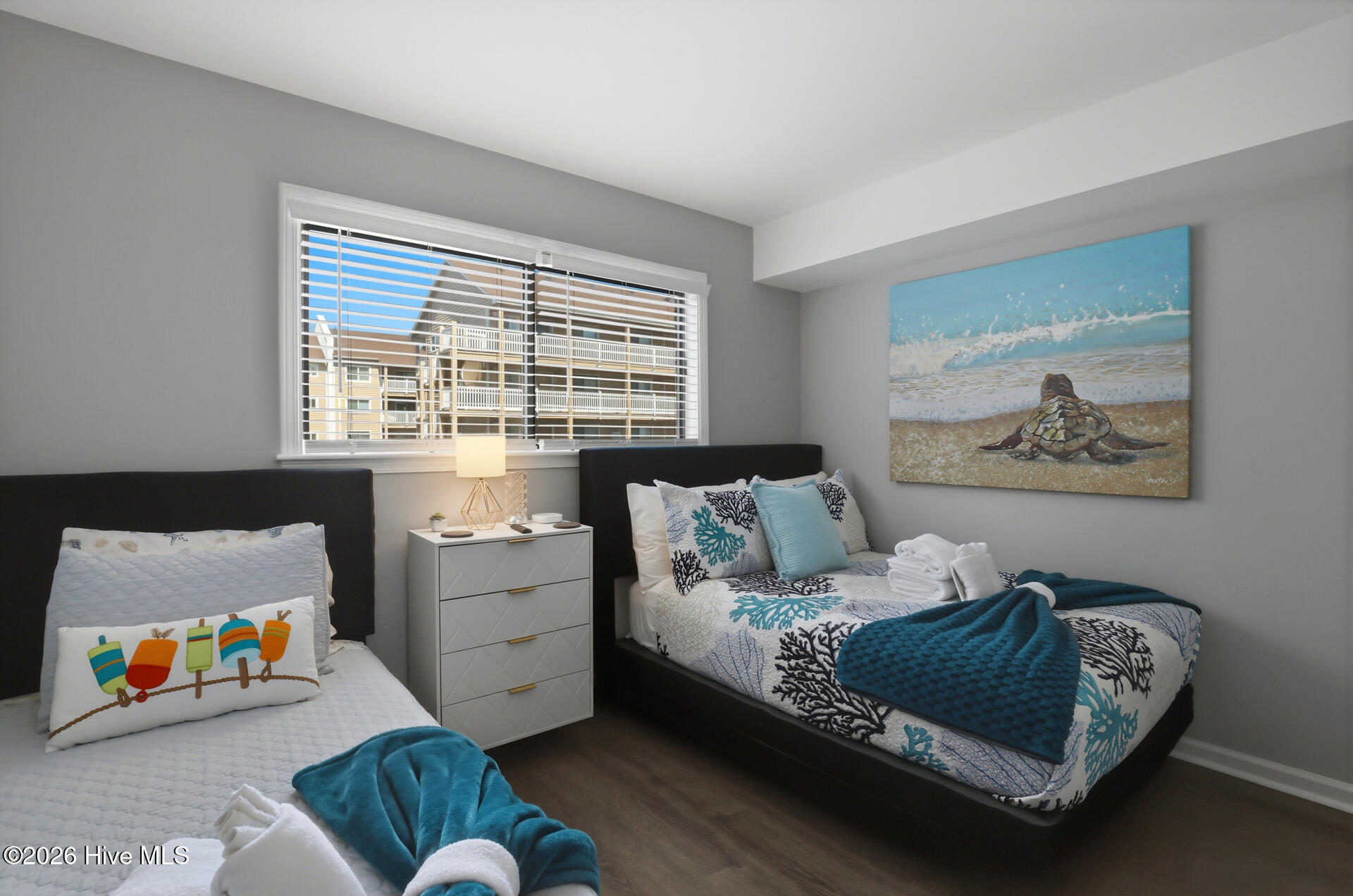 100563328 | Photo 18