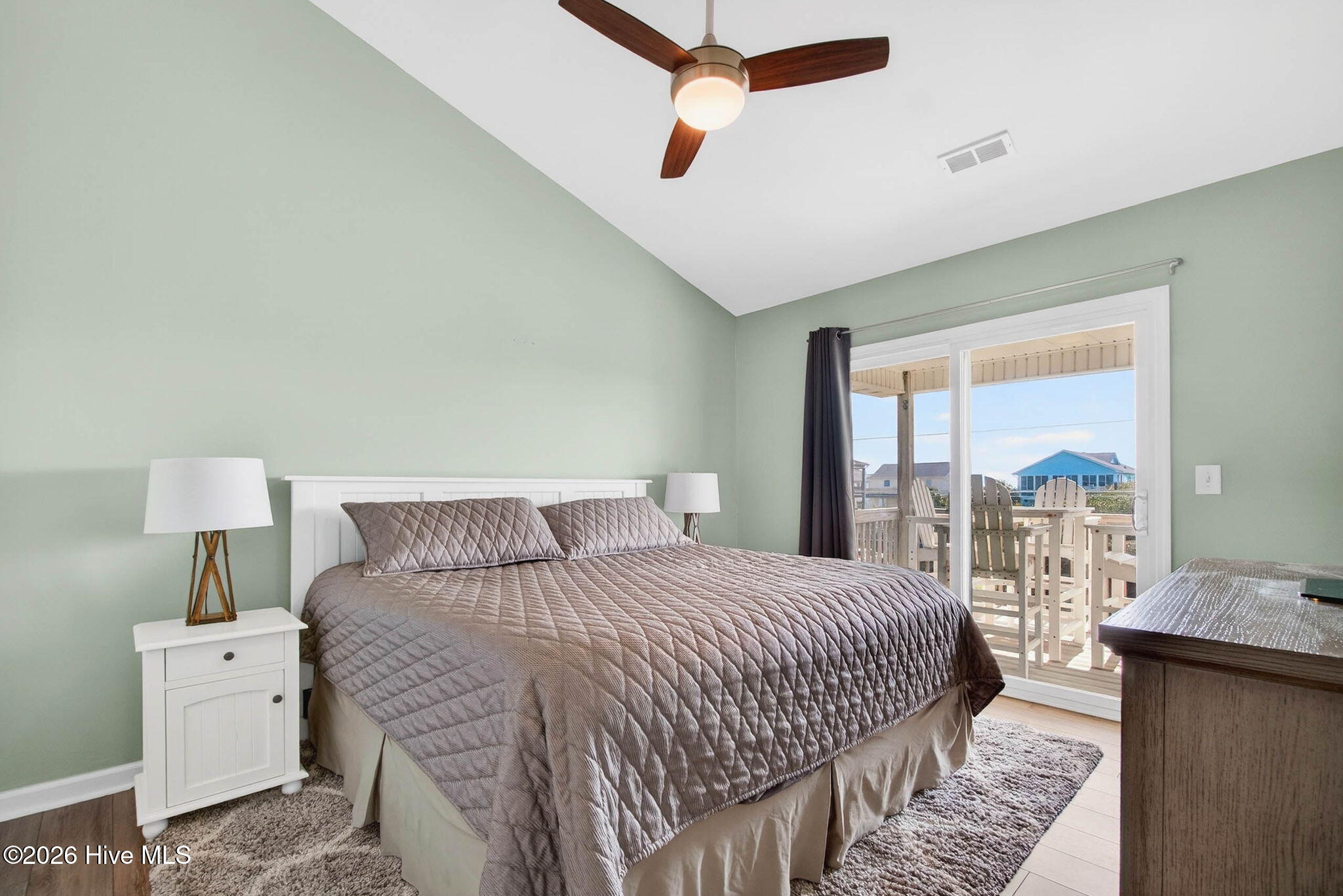 100564791 | Photo 11