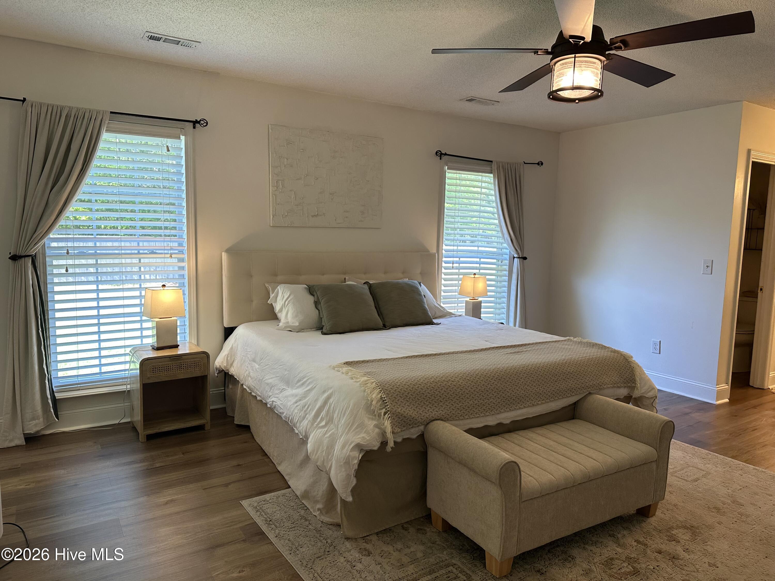 100565876 | Photo 24