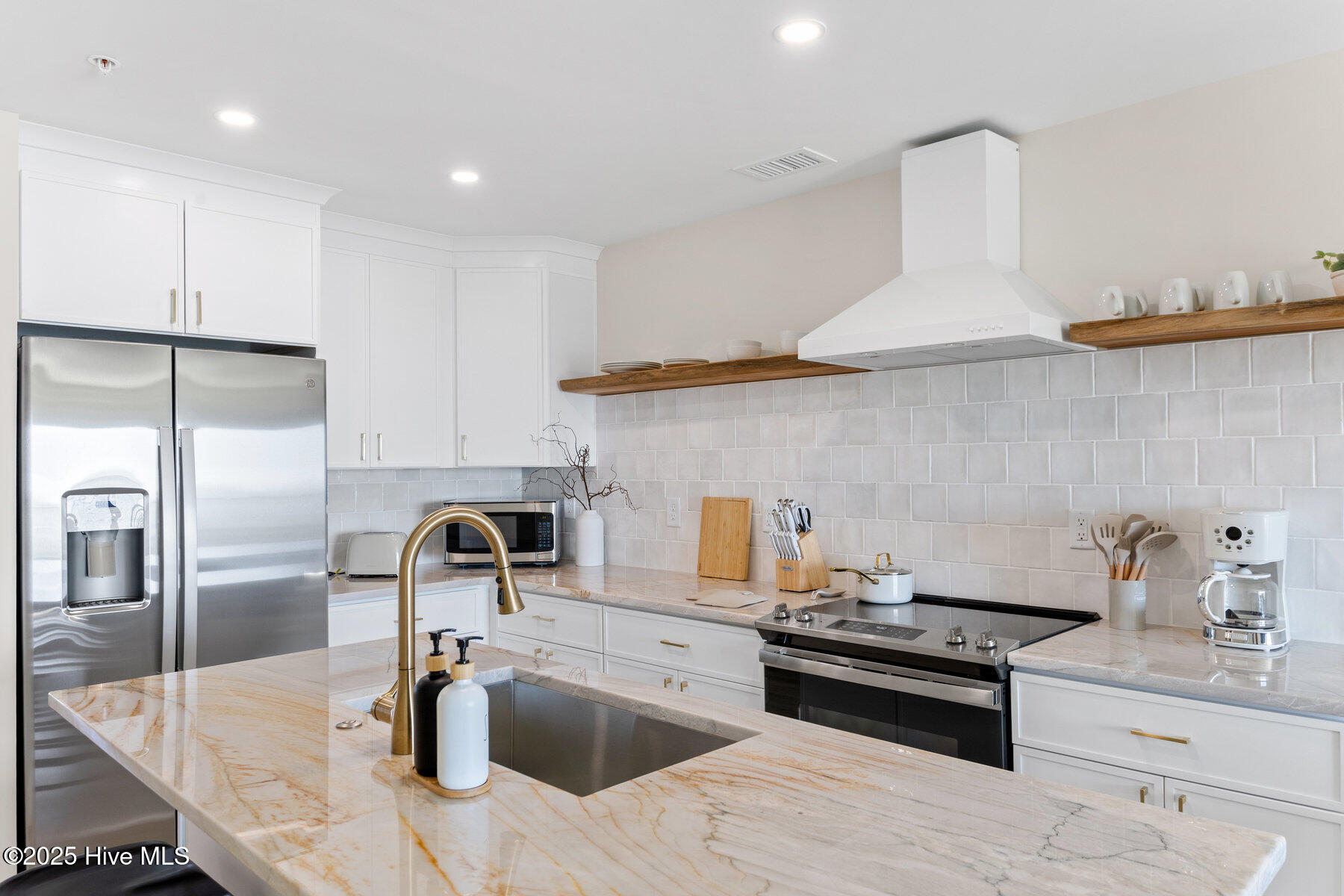 100503111 | Photo 11