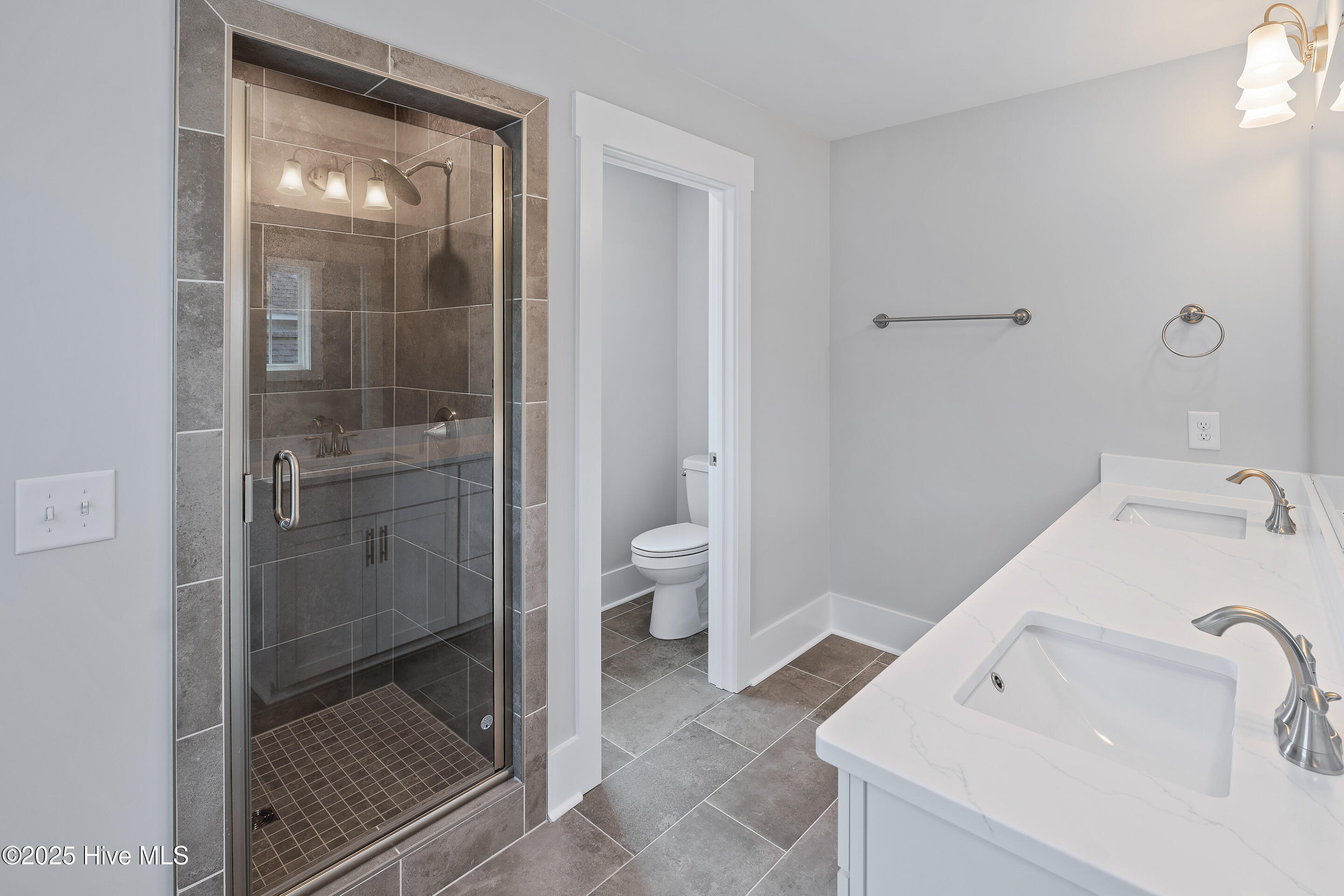 100506457 | Photo 40