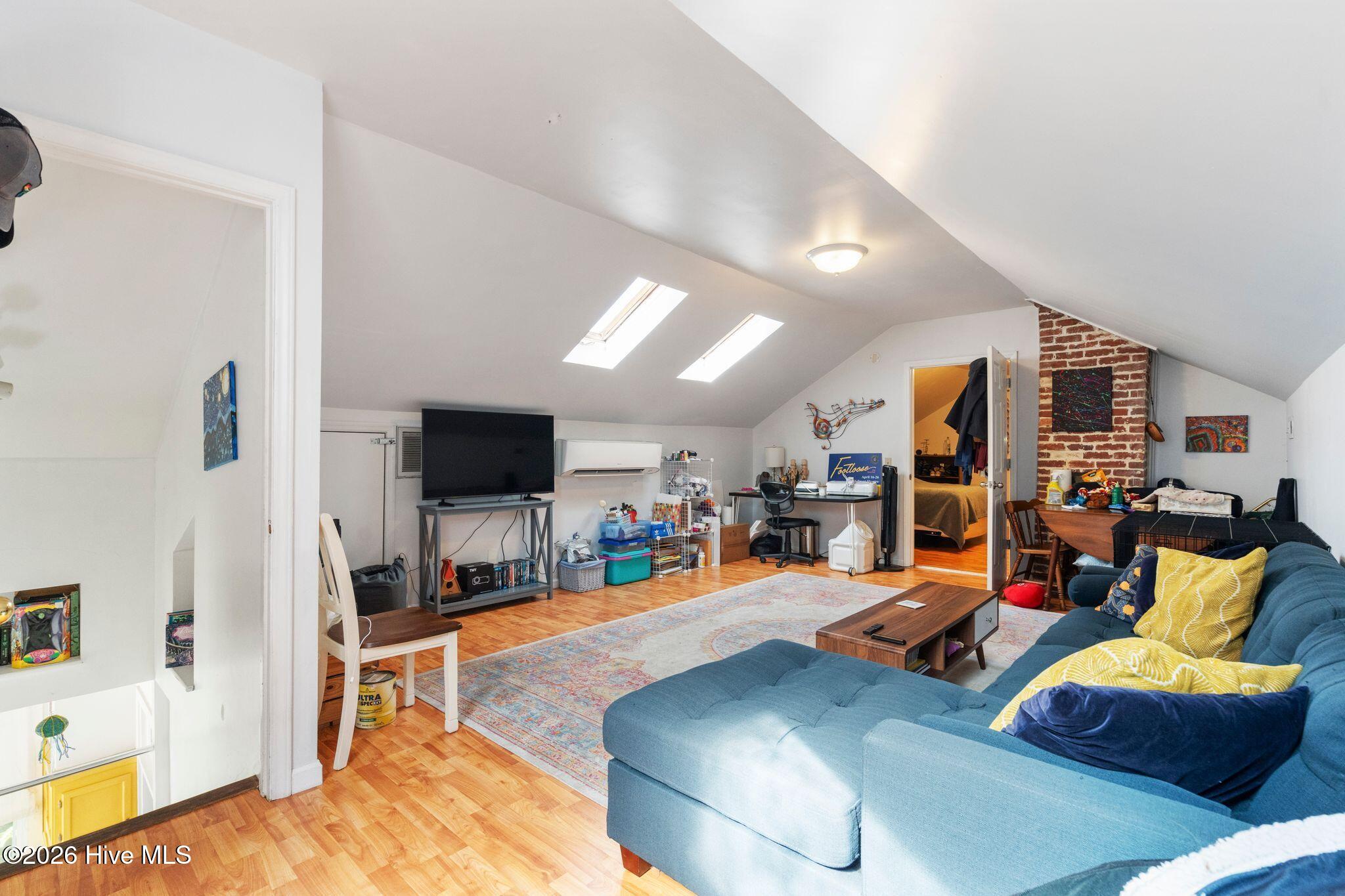 100570327 | Photo 48