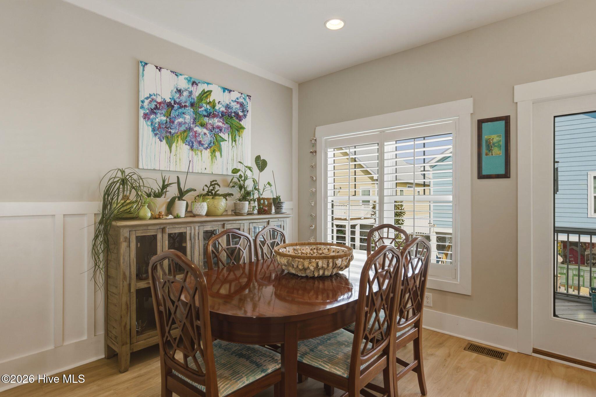 100562049 | Photo 22