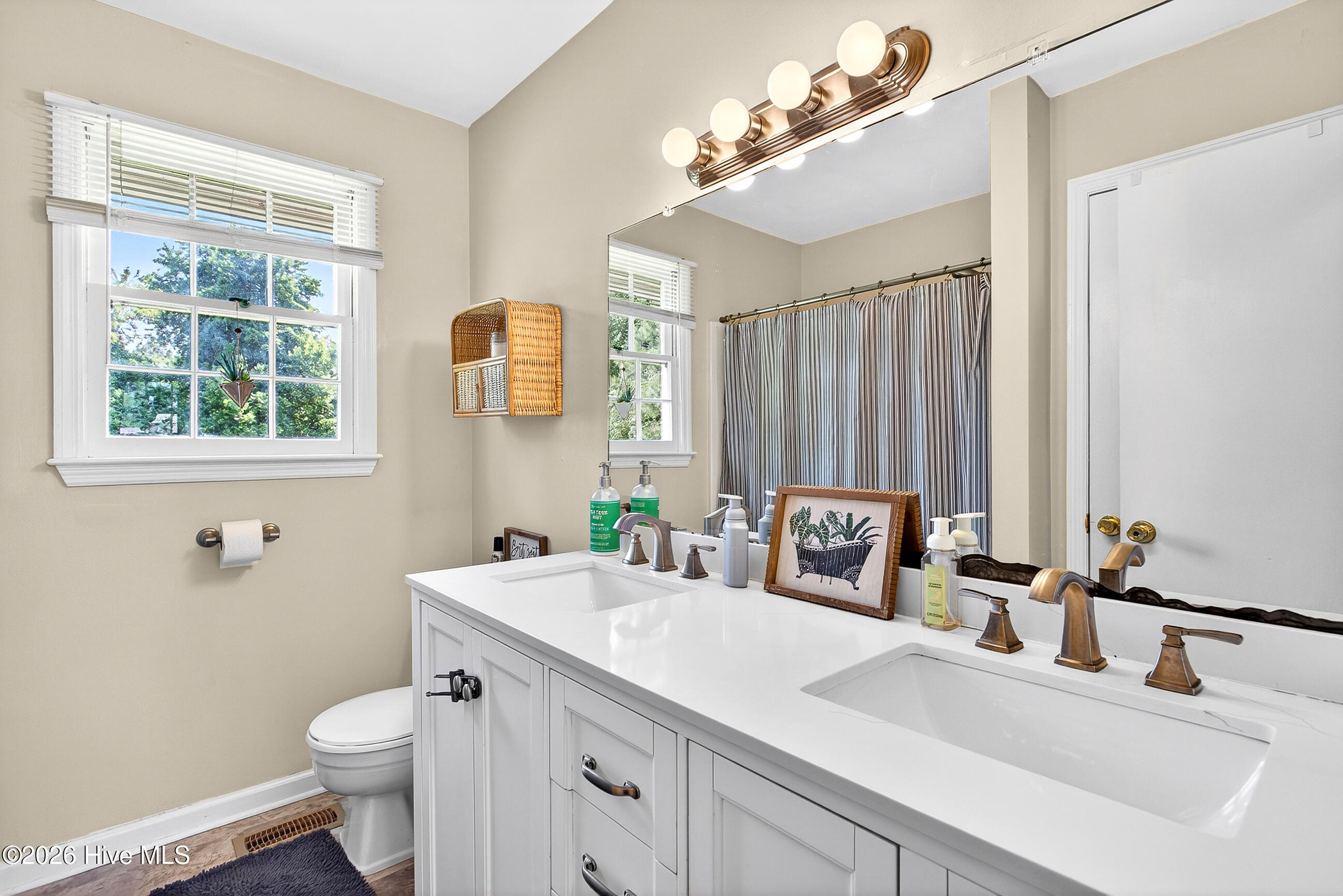 100569651 | Photo 16