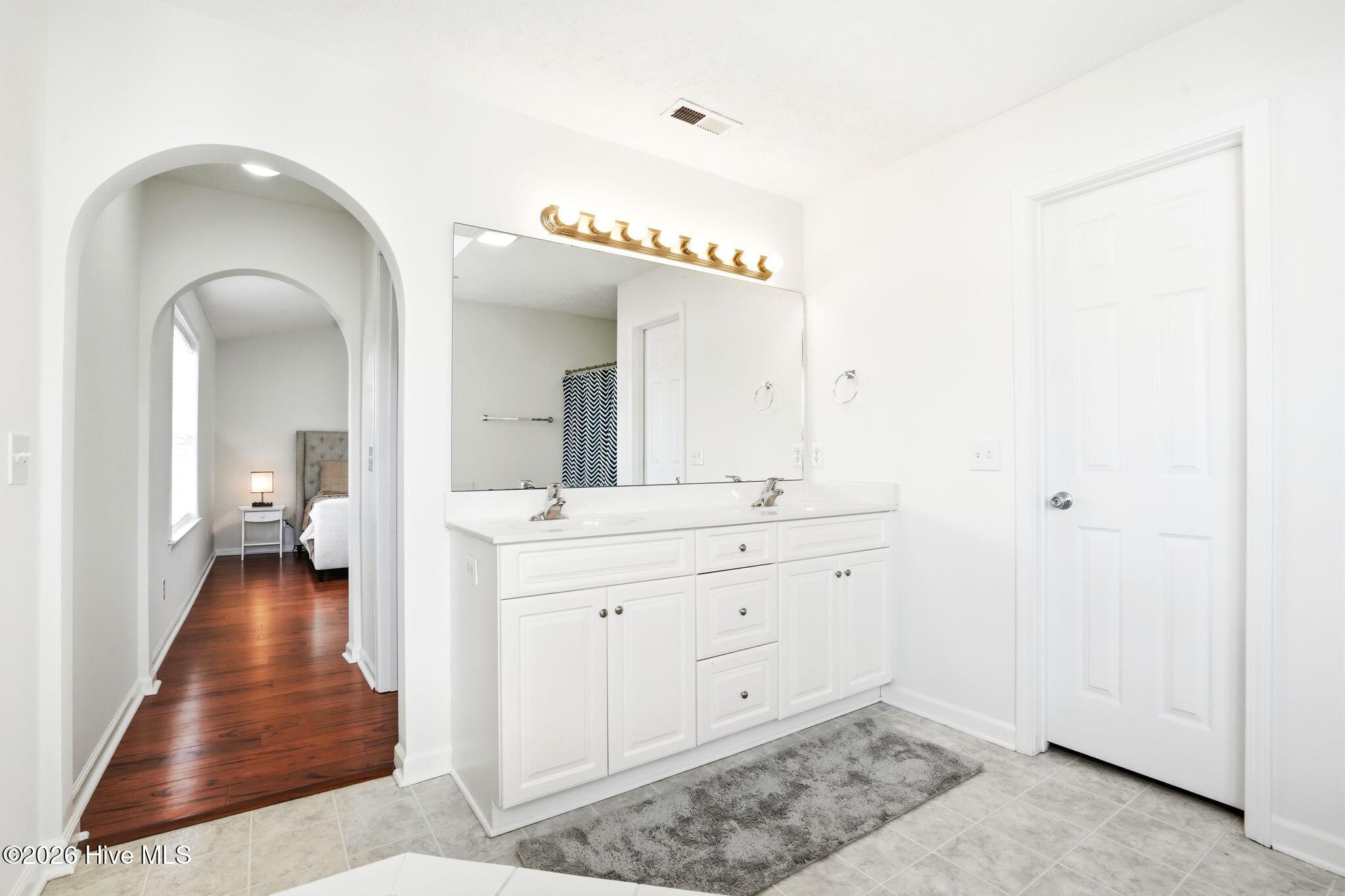 100565628 | Photo 21