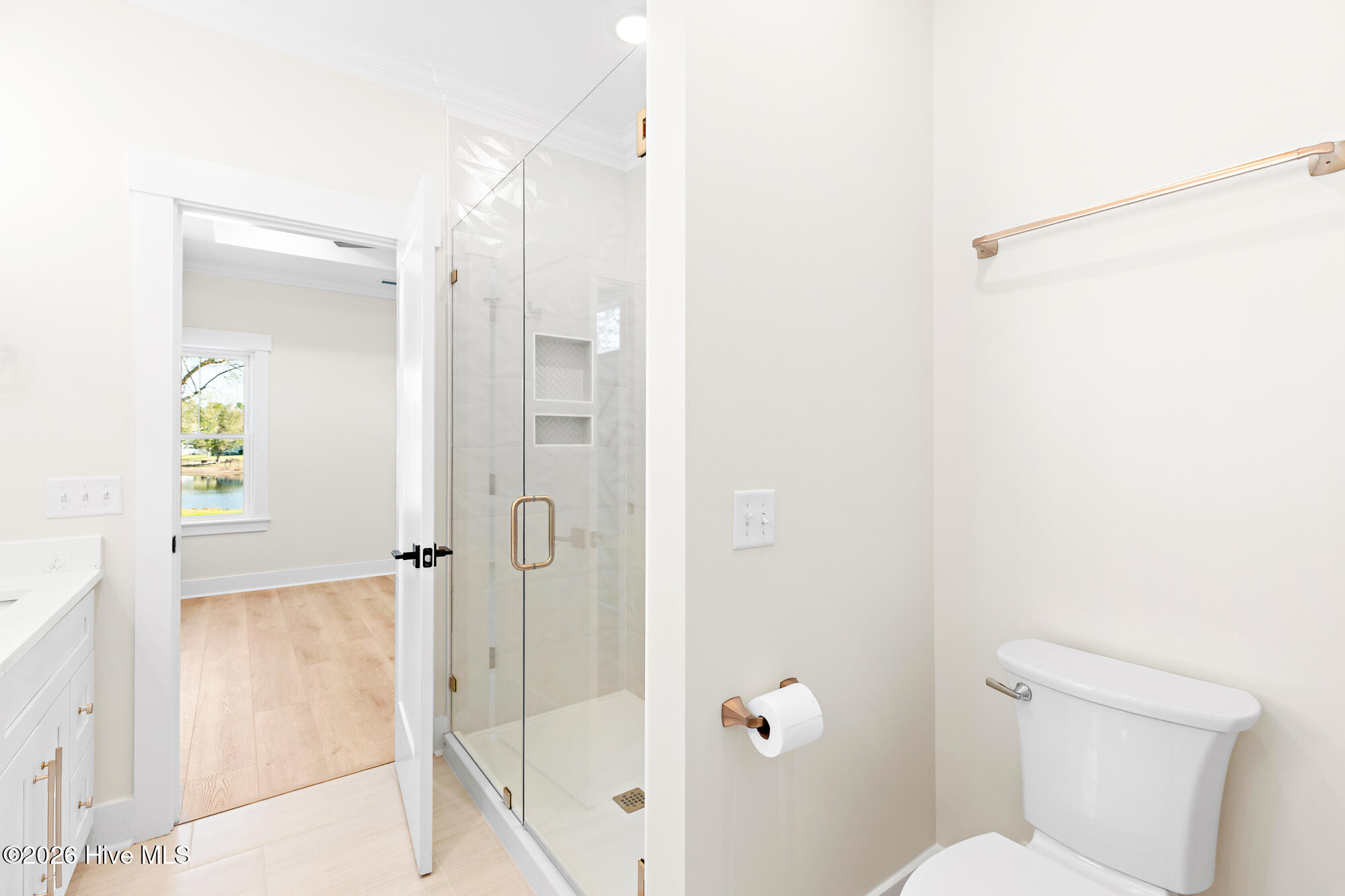 100561185 | Photo 32