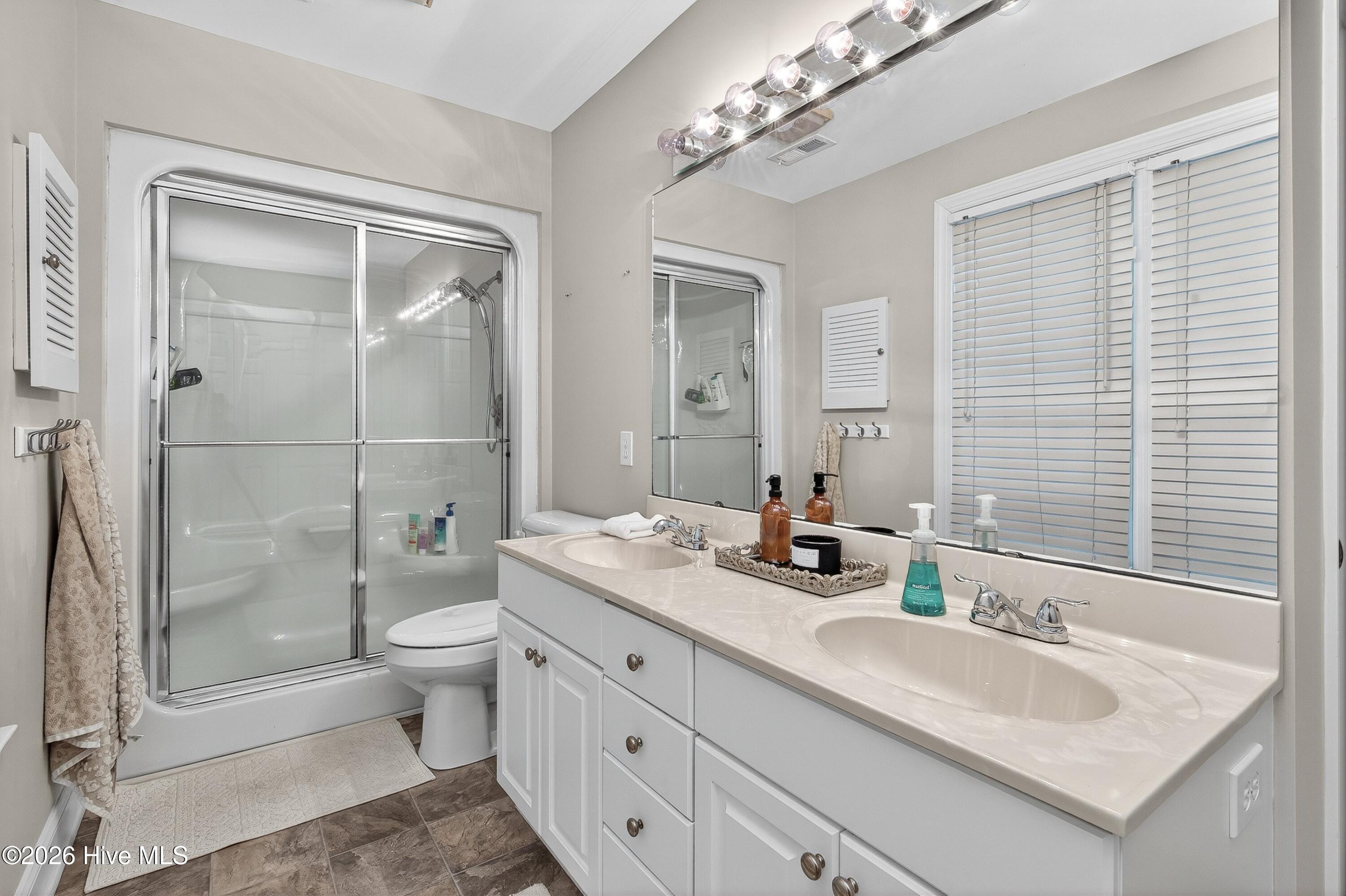 100566829 | Photo 18