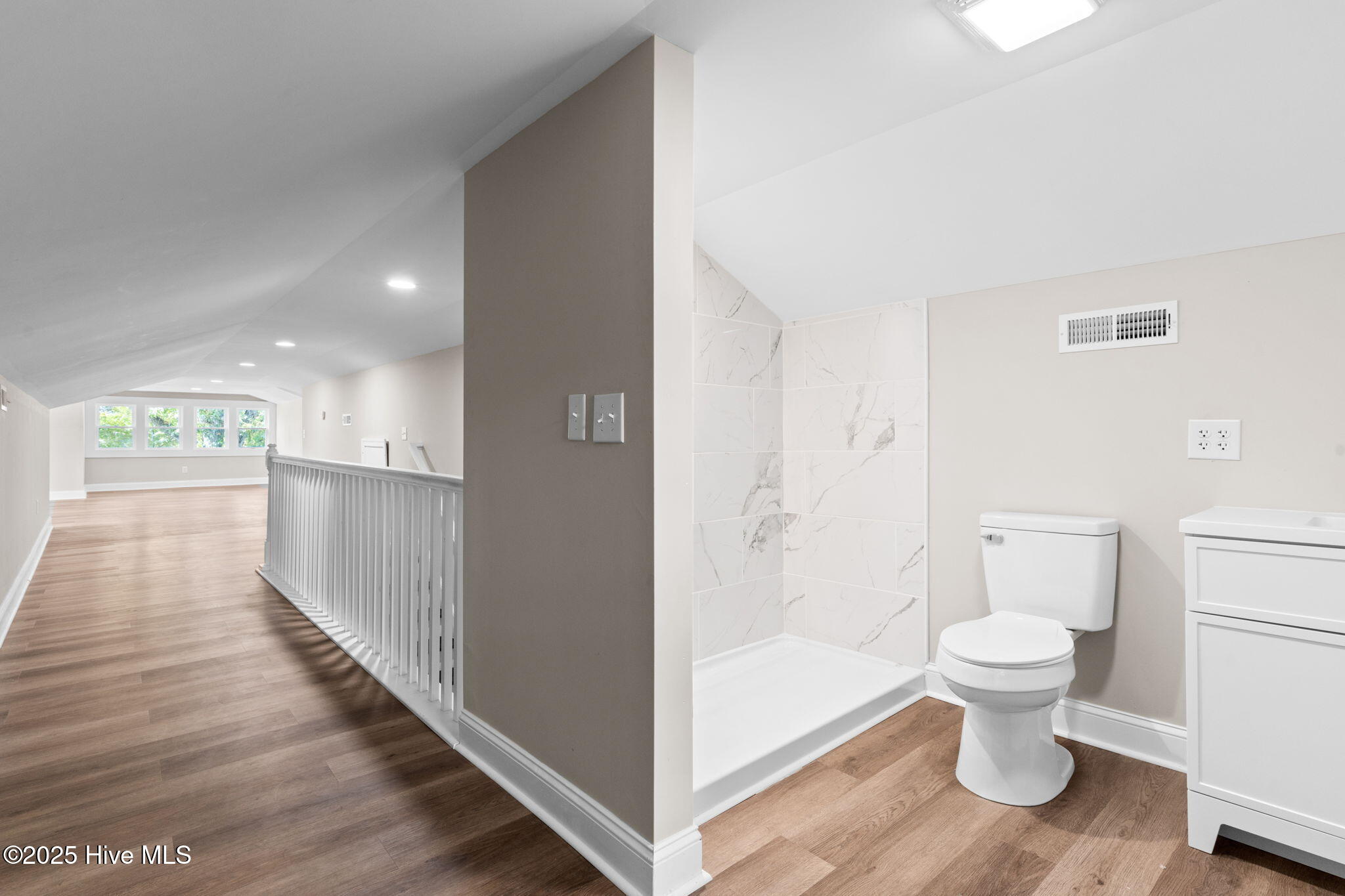 100533933 | Photo 42