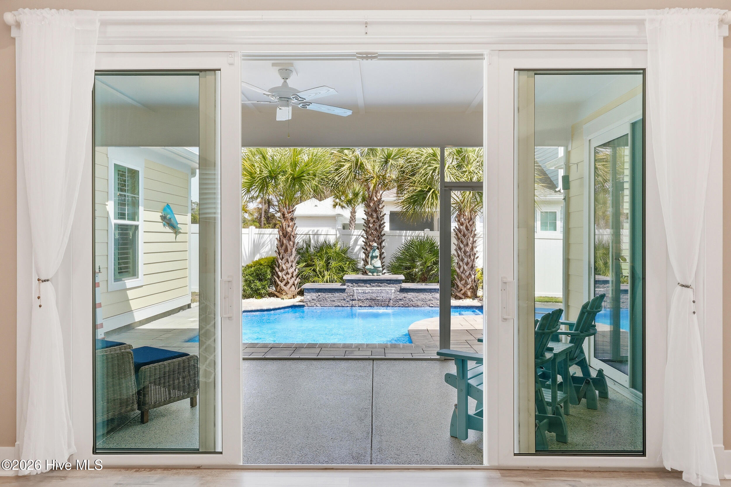 100563402 | Photo 24