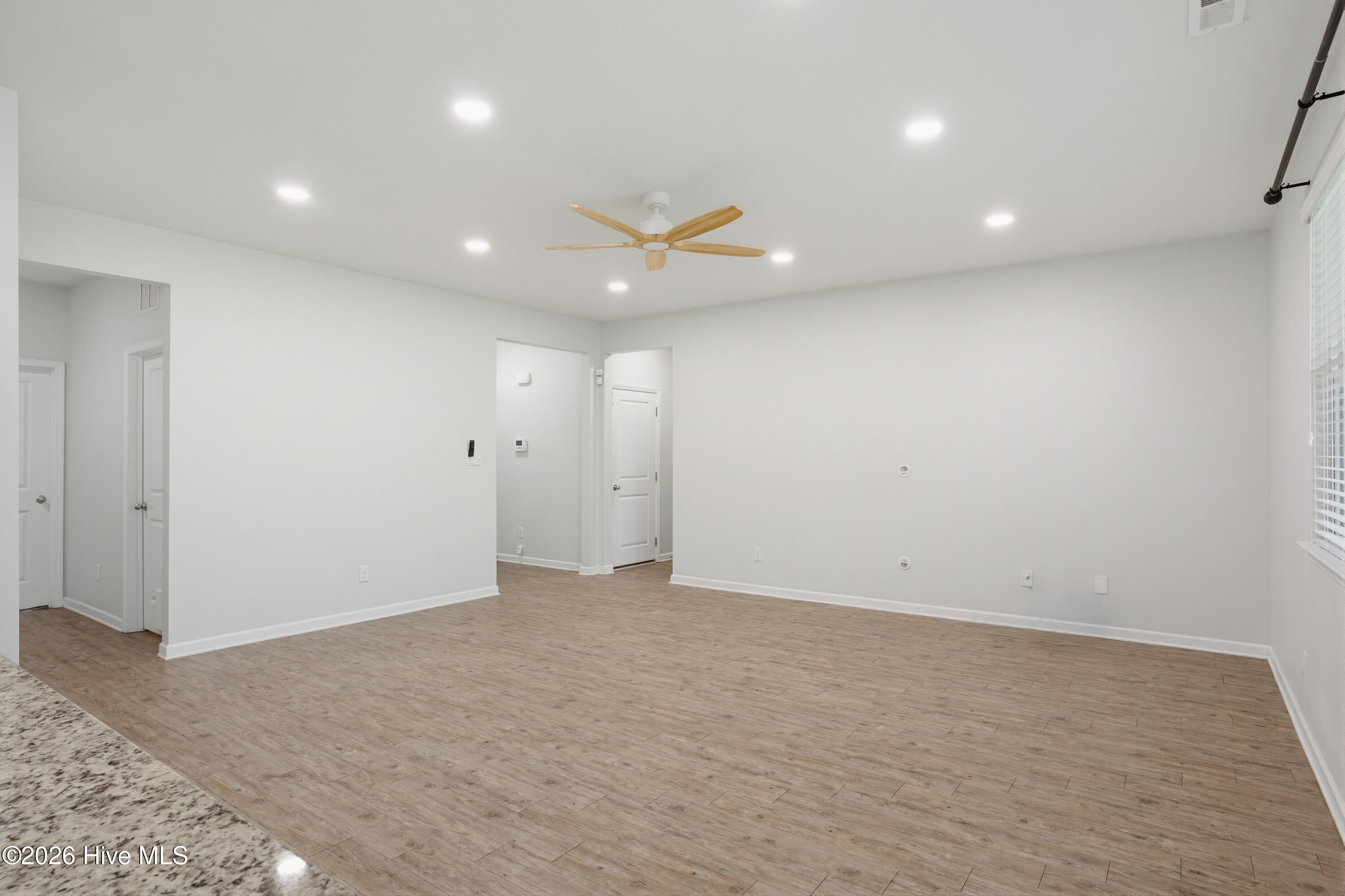 100565113 | Photo 23