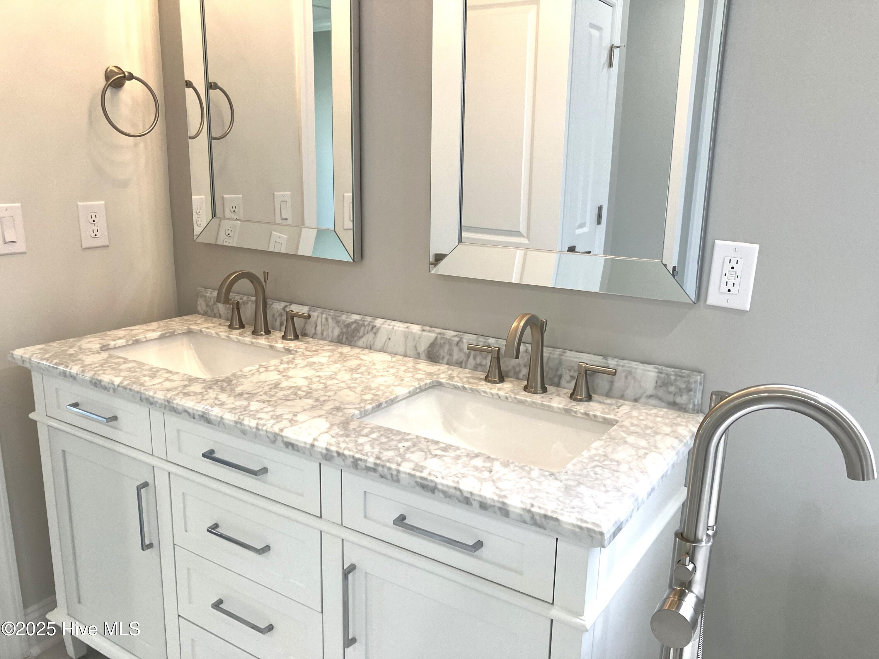 100514108 | Photo 26