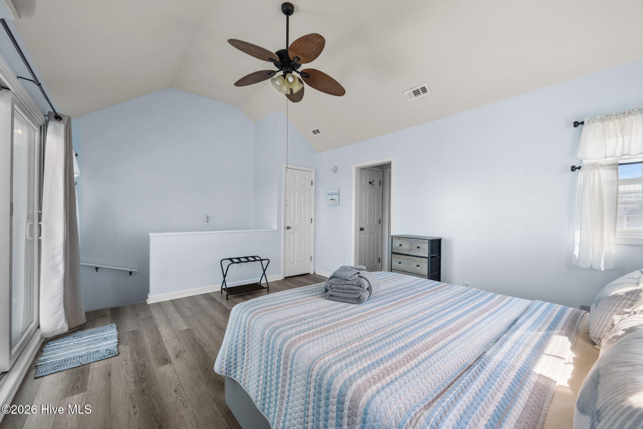 100560162 | Photo 23