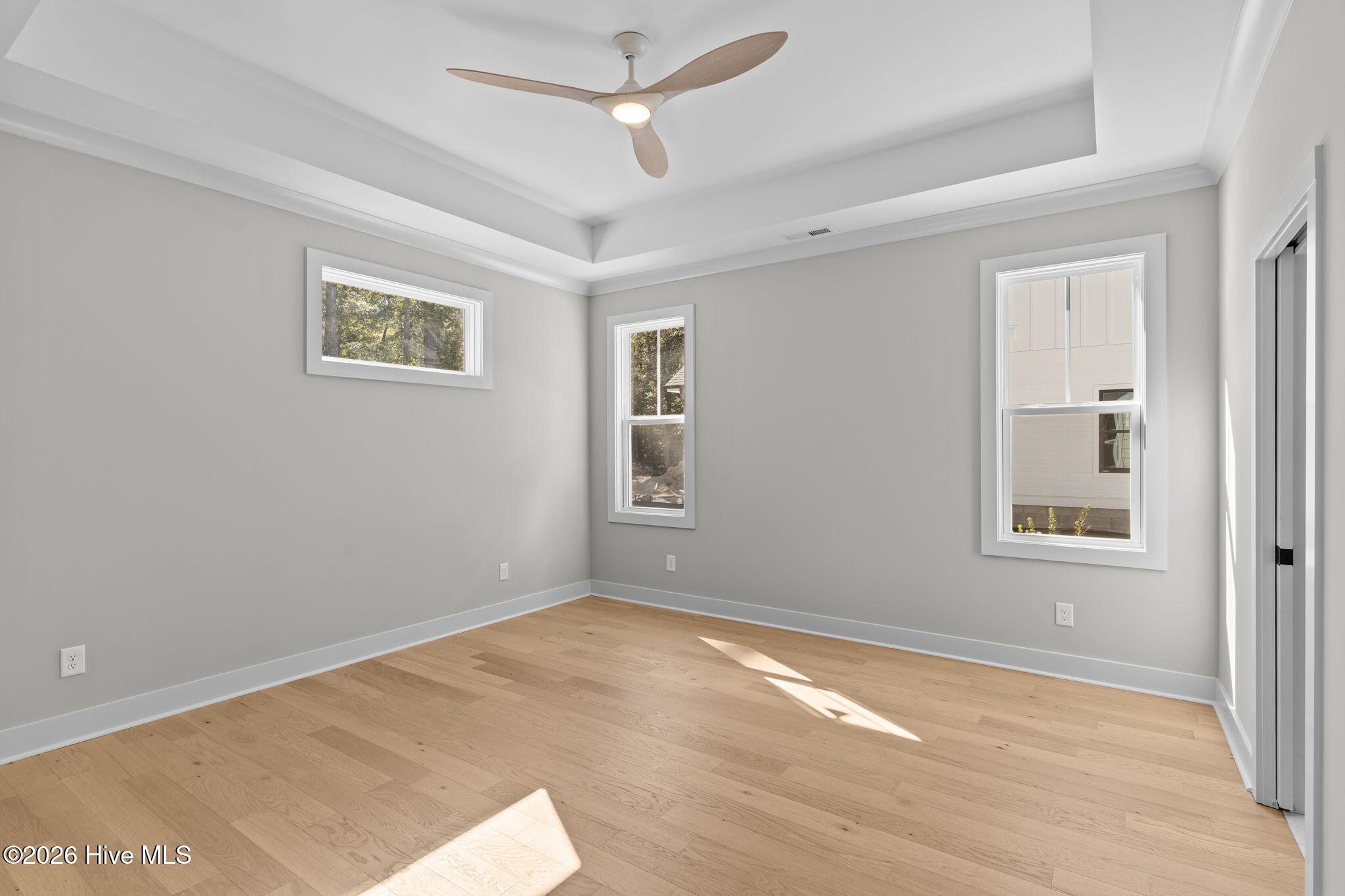 100548925 | Photo 25