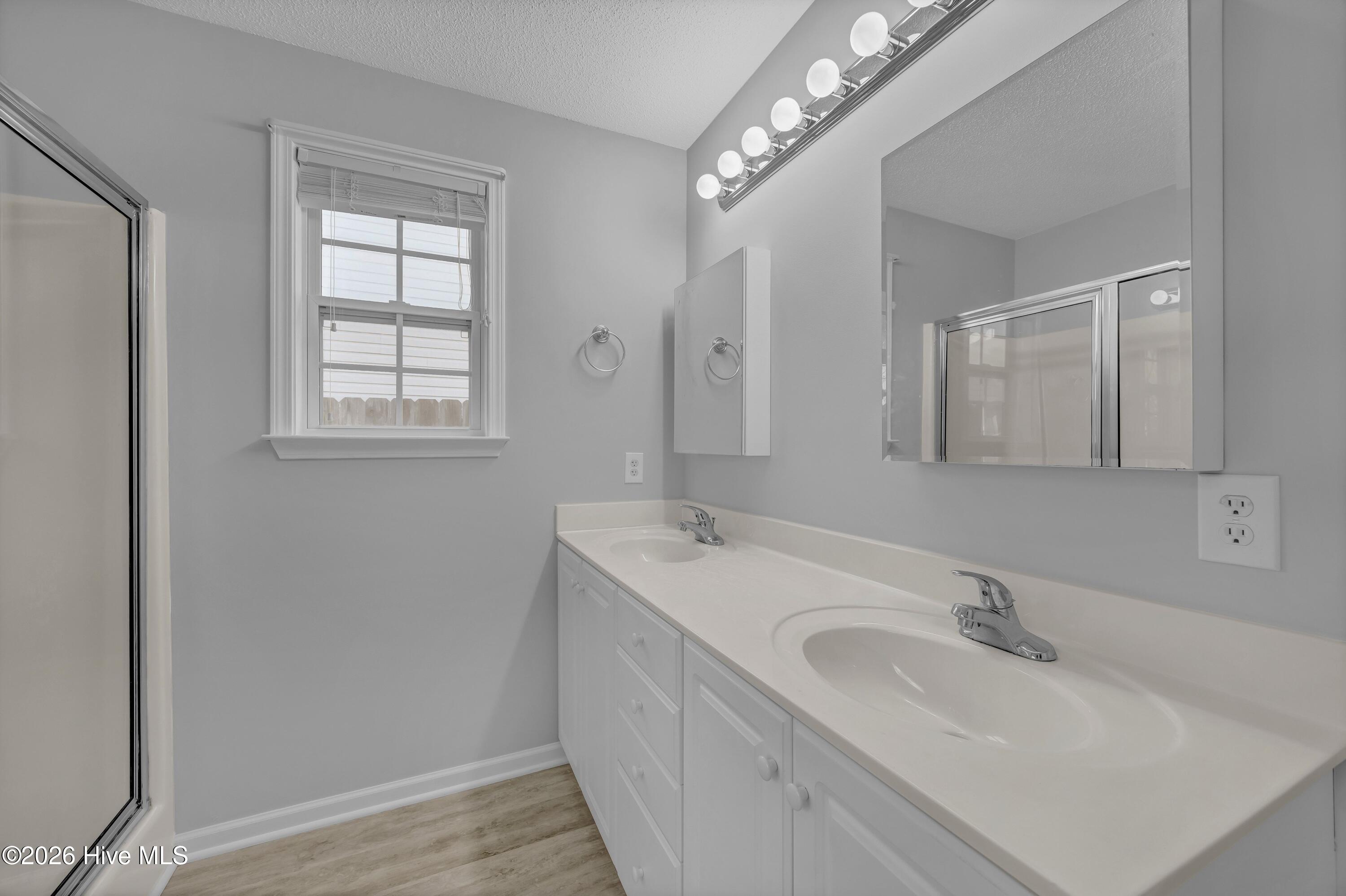 100560995 | Photo 15