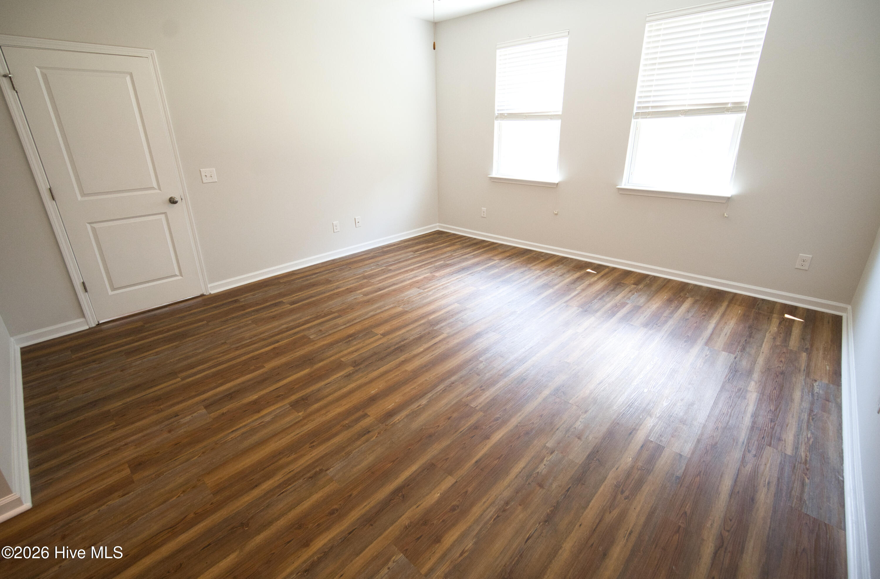 100569756 | Photo 35