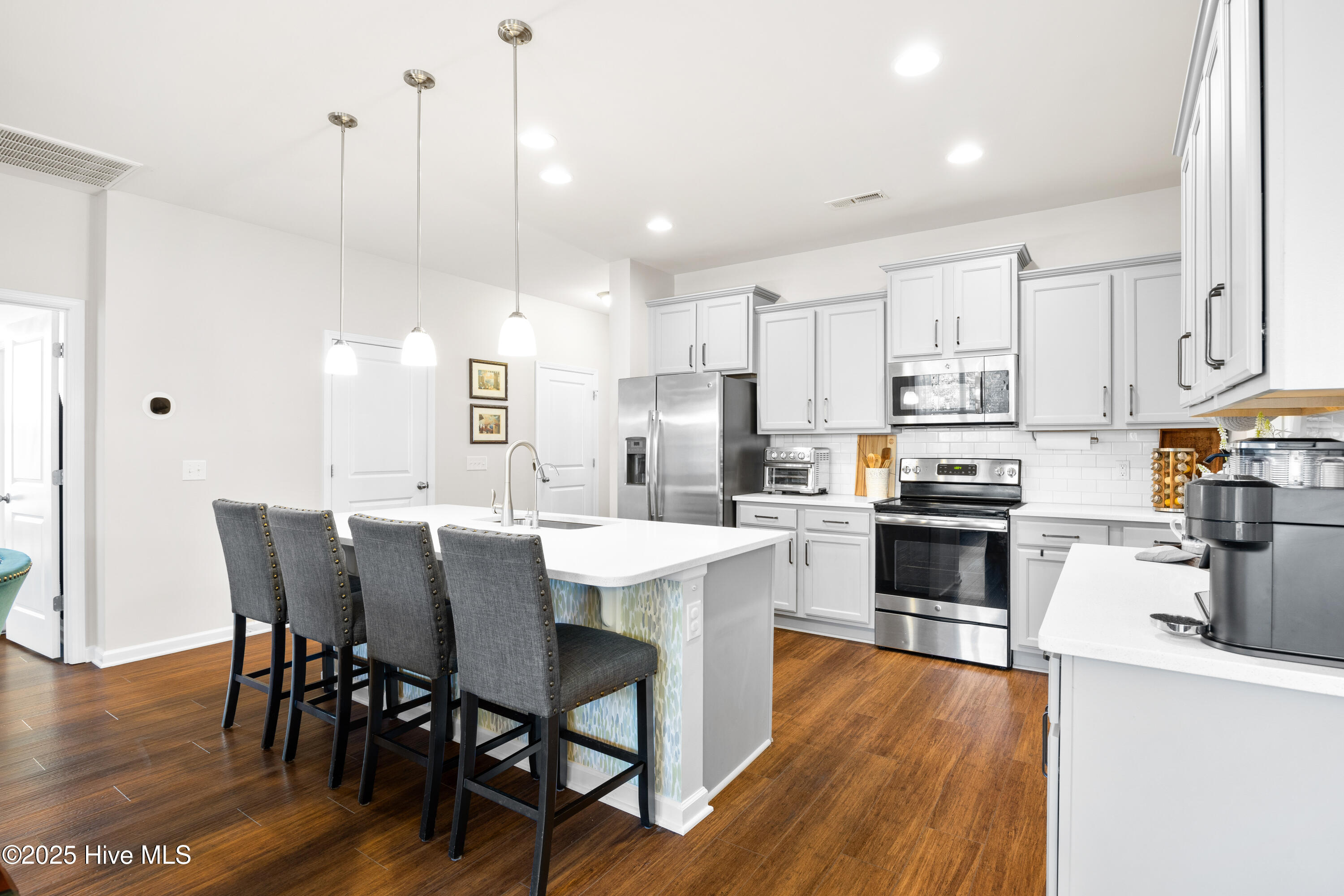 100534608 | Photo 14