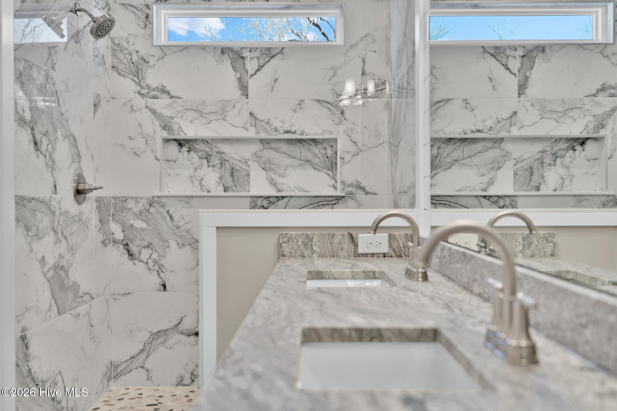 100547277 | Photo 24