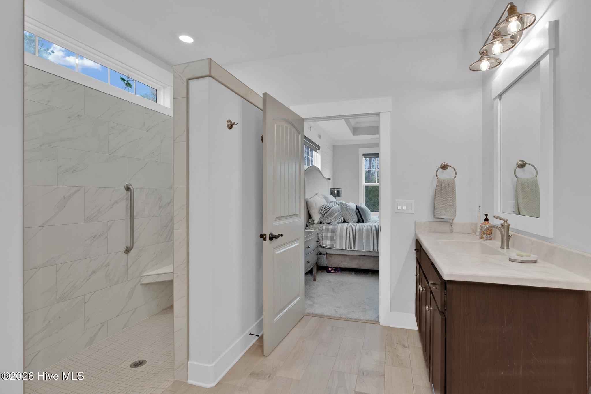 100561438 | Photo 26