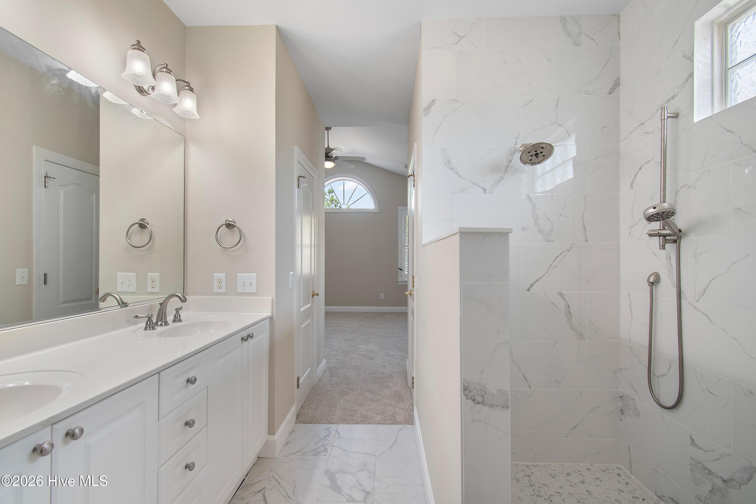 100561383 | Photo 25