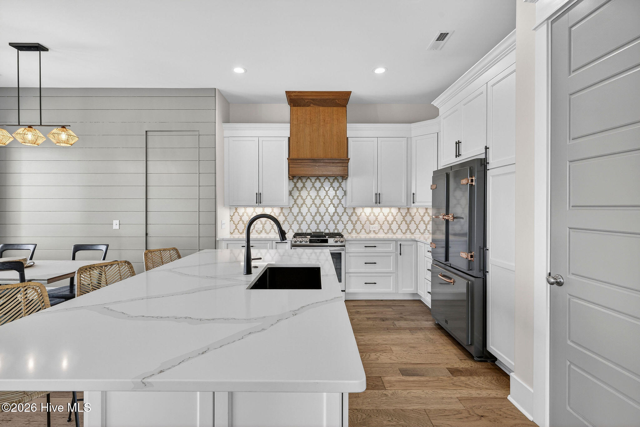 100552063 | Photo 28