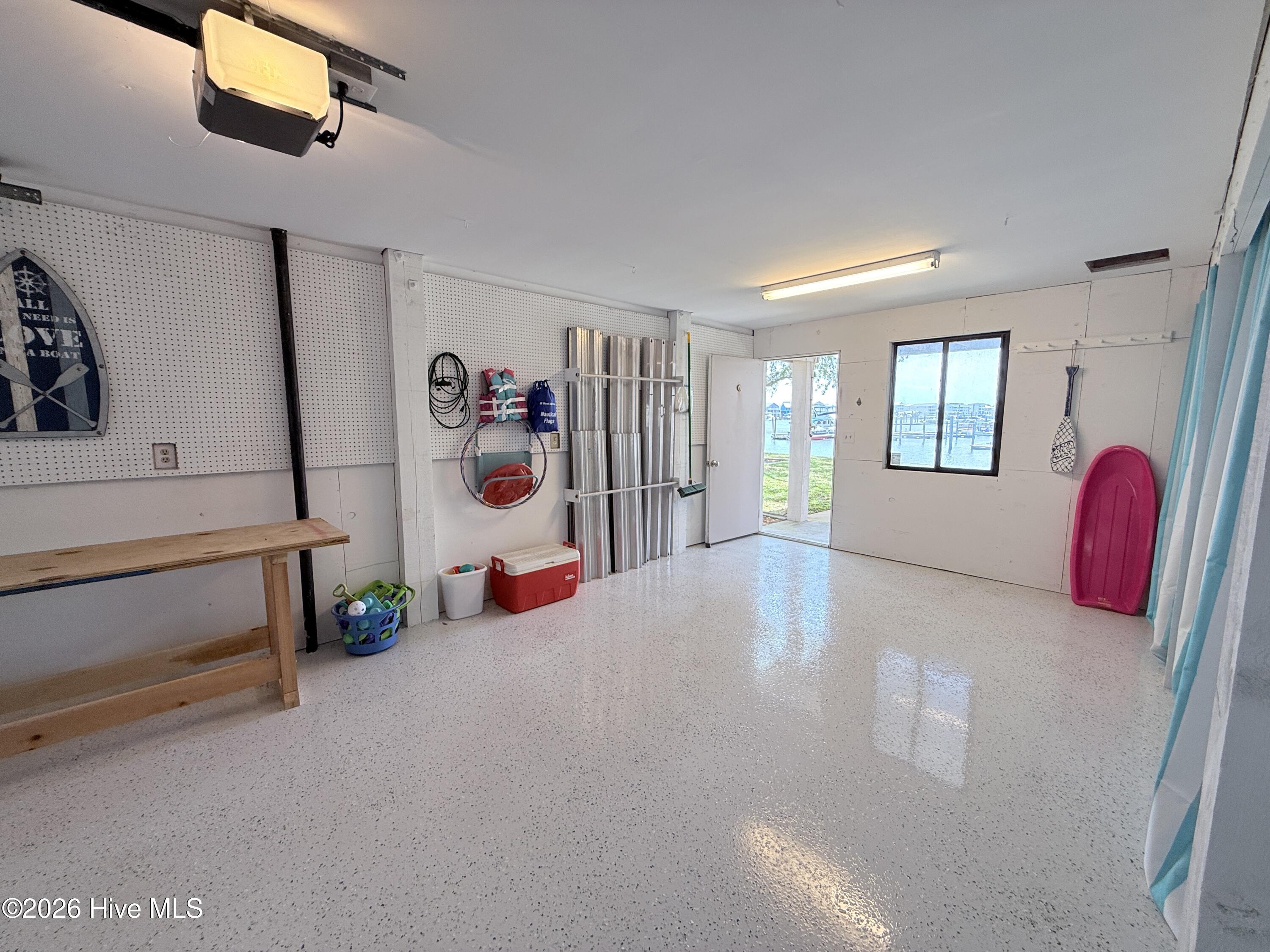 100570413 | Photo 35